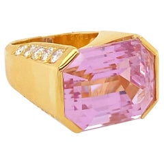 18k Ring with 20.05 Carat Emerald Cut Kunzite