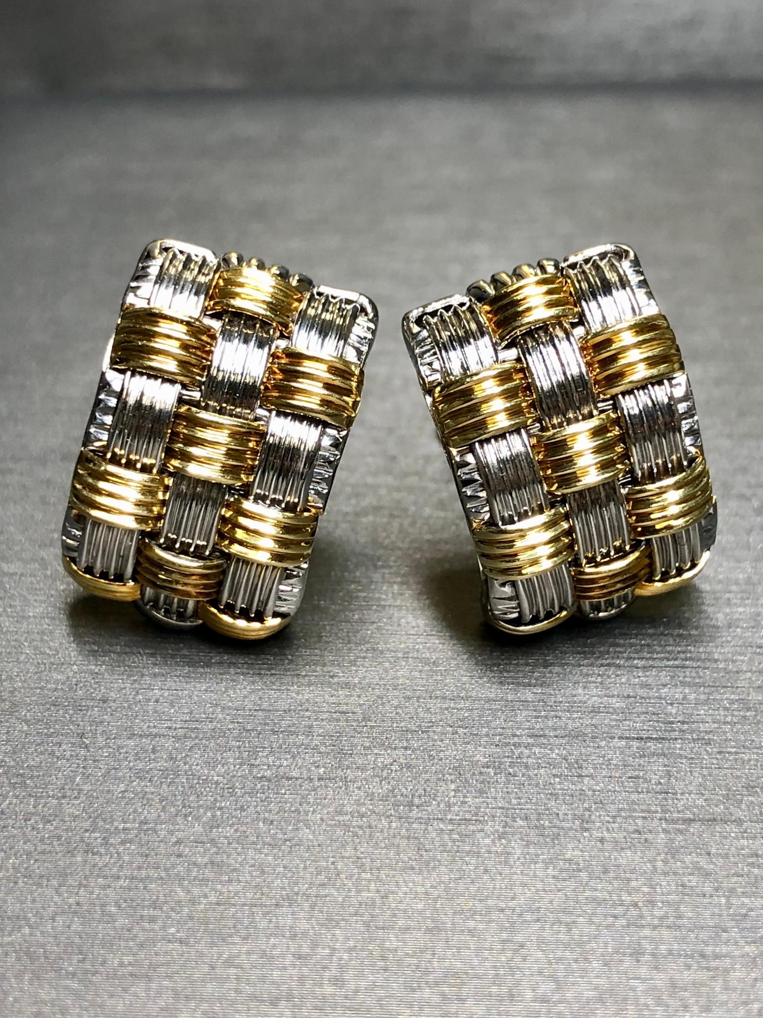 
Ein Vintage-Paar oder originale Roberto Coin Huggie-Ohrringe aus der Appassionata-Kollektion. Sie sind aus 18 Karat Weiß- und Gelbgold gefertigt und mit einem von uns entworfenen, wunderschön strukturierten Korb versehen. Die Ohrringe haben einen