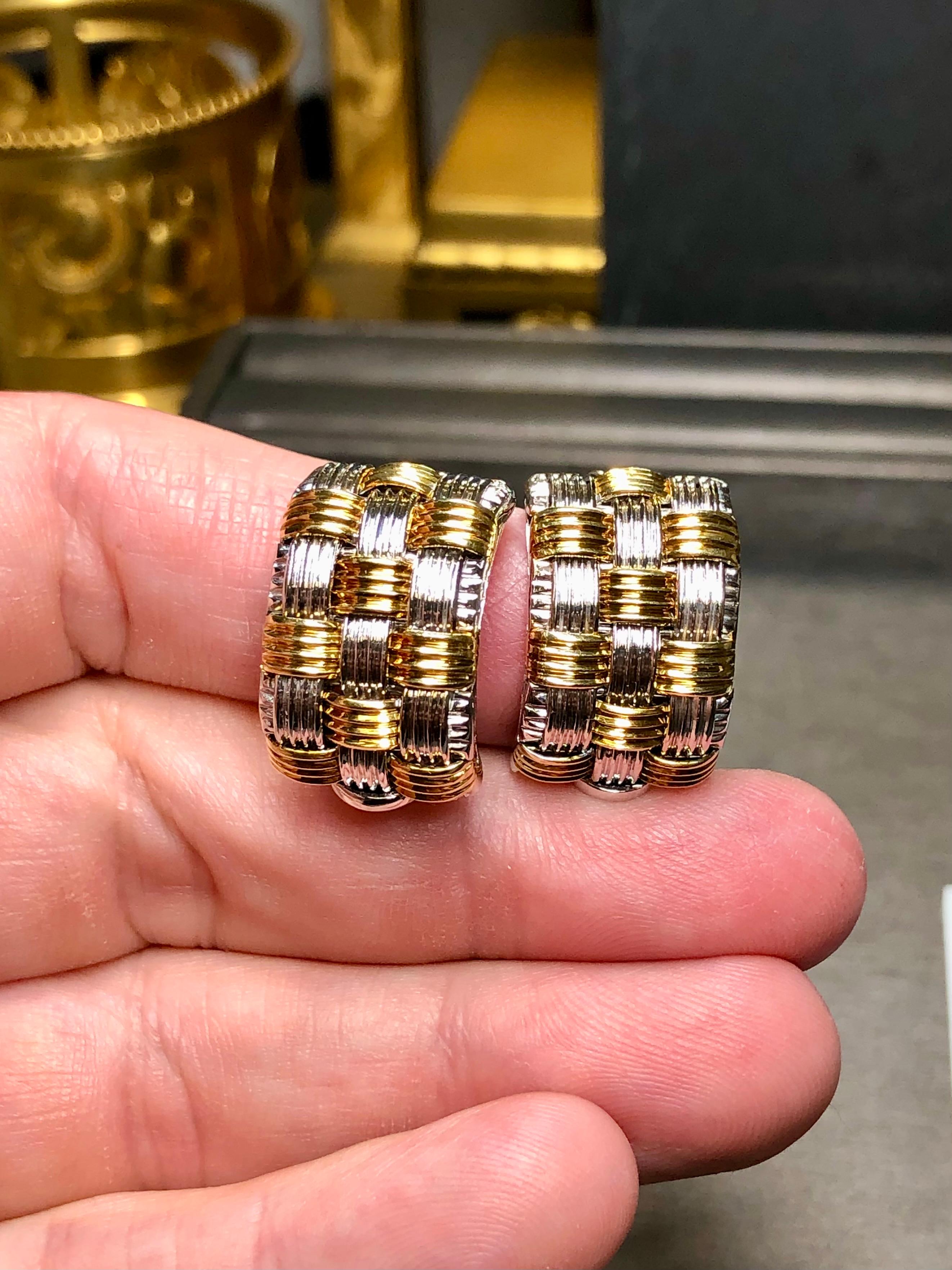 18K ROBERTO COIN Appassionata Korbgeflecht zweifarbige breite Clip-Ohrringe mit Huggie-Ohrringe im Angebot 2