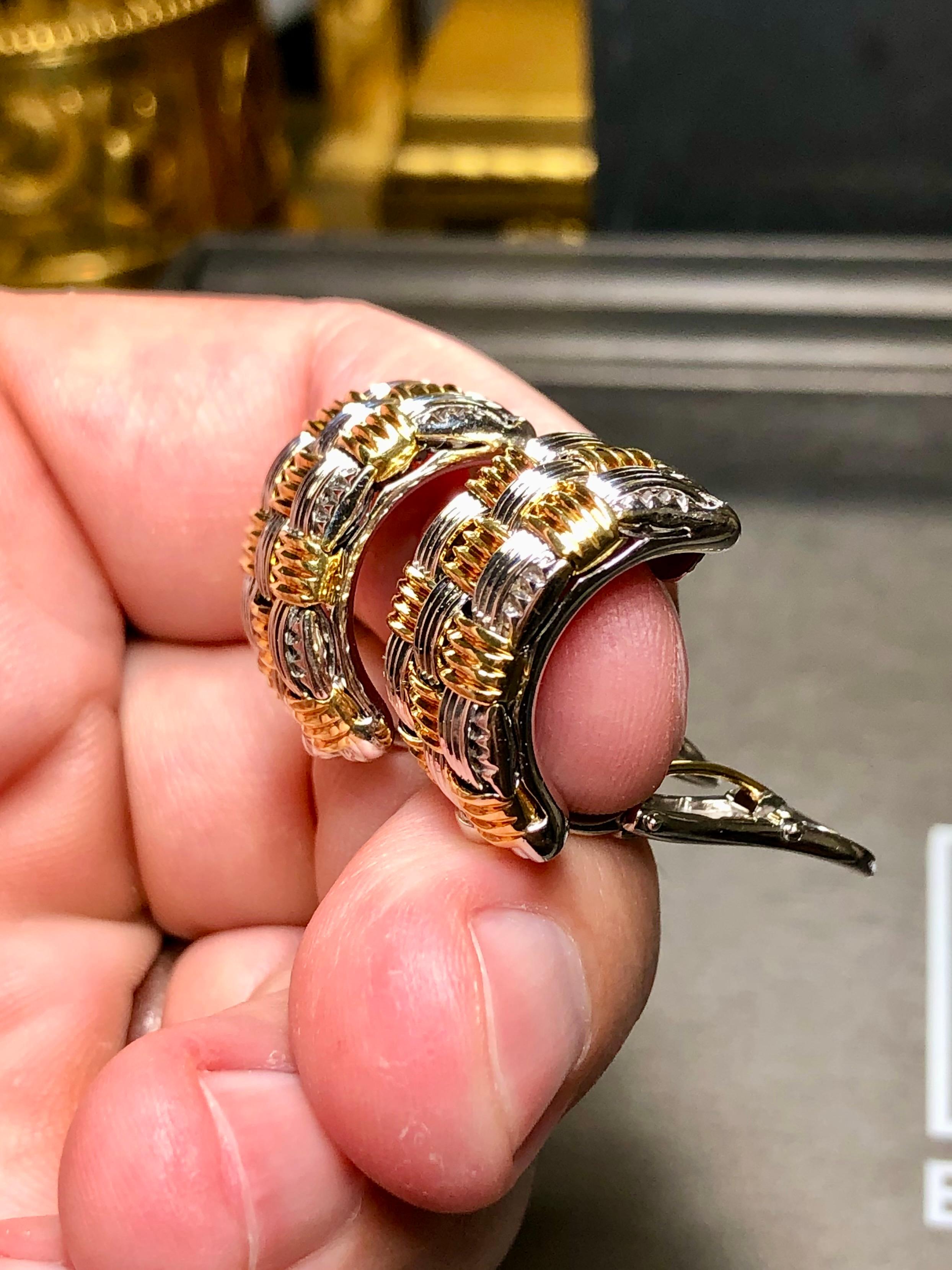 18K ROBERTO COIN Appassionata Korbgeflecht zweifarbige breite Clip-Ohrringe mit Huggie-Ohrringe im Angebot 3
