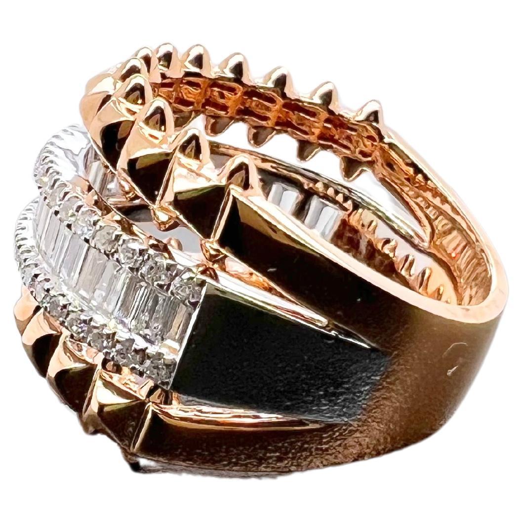 Ce magnifique bracelet en or rose et or blanc serti de diamants est fait pour les audacieuses ! Les côtés texturés et dentelés protègent les lignes épurées des diamants baguettes et ronds de taille brillant au centre. Le contraste frappant entre les