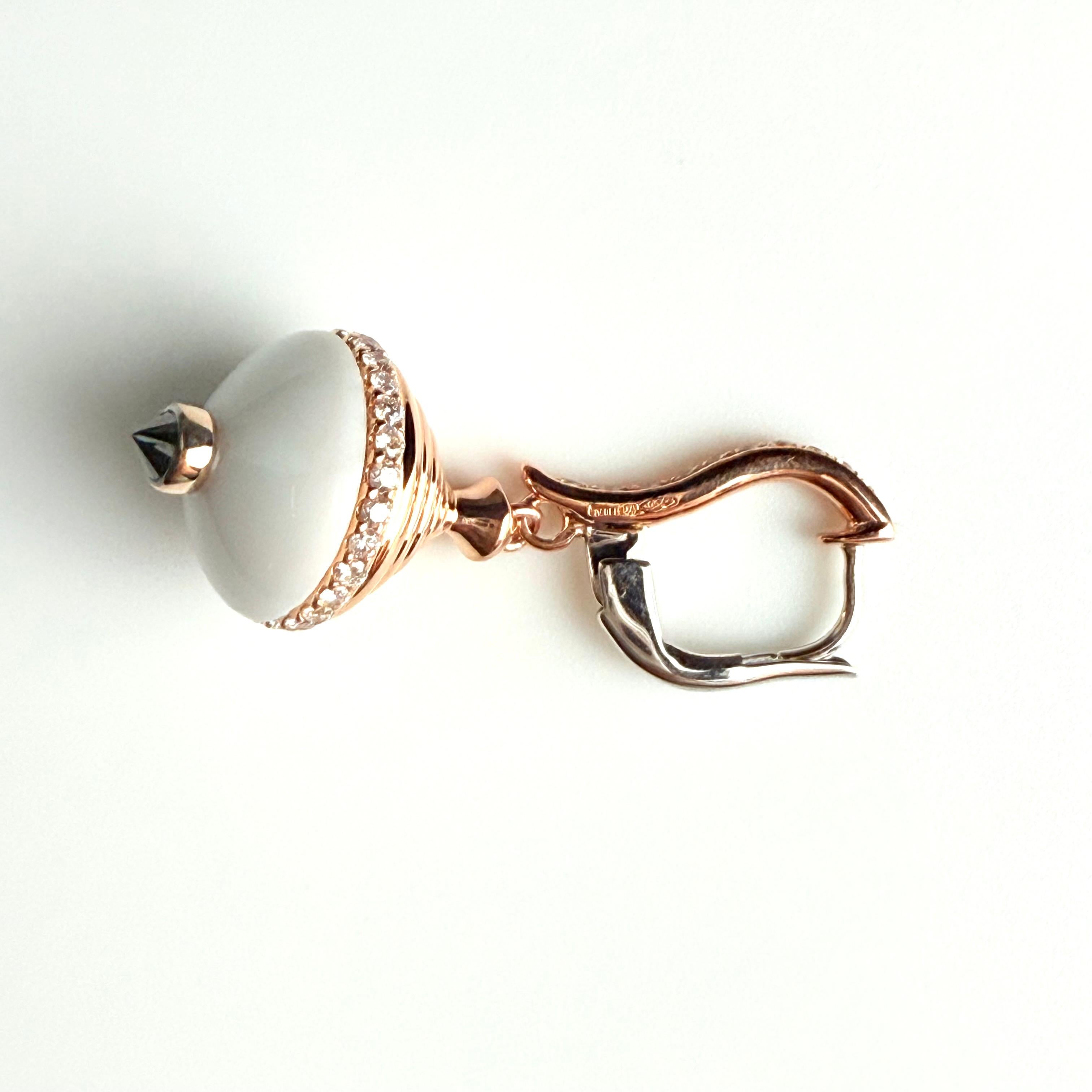 Orecchini a goccia con diamante smaltato in oro rosa e bianco 18K da 1,70 carati, 1,30 pollici In condizioni buone in vendita a New York, NY