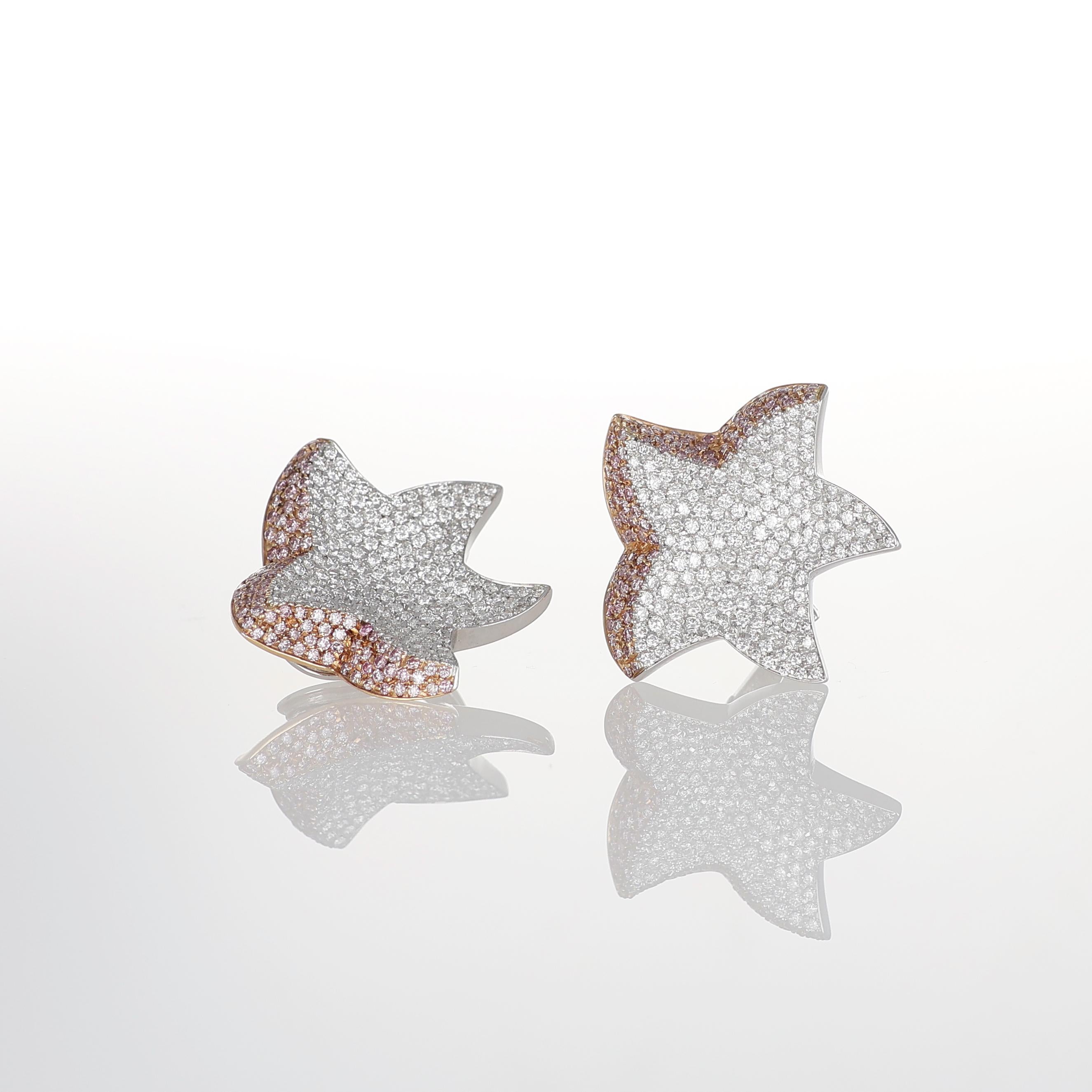 Un capolavoro di ispirazione celeste: questi orecchini a perno in oro rosa e bianco 18 carati presentano una sorprendente forma a stella ornata da diamanti incastonati. La superficie brilla con 2,09 carati di diamanti bianchi a taglio brillante,