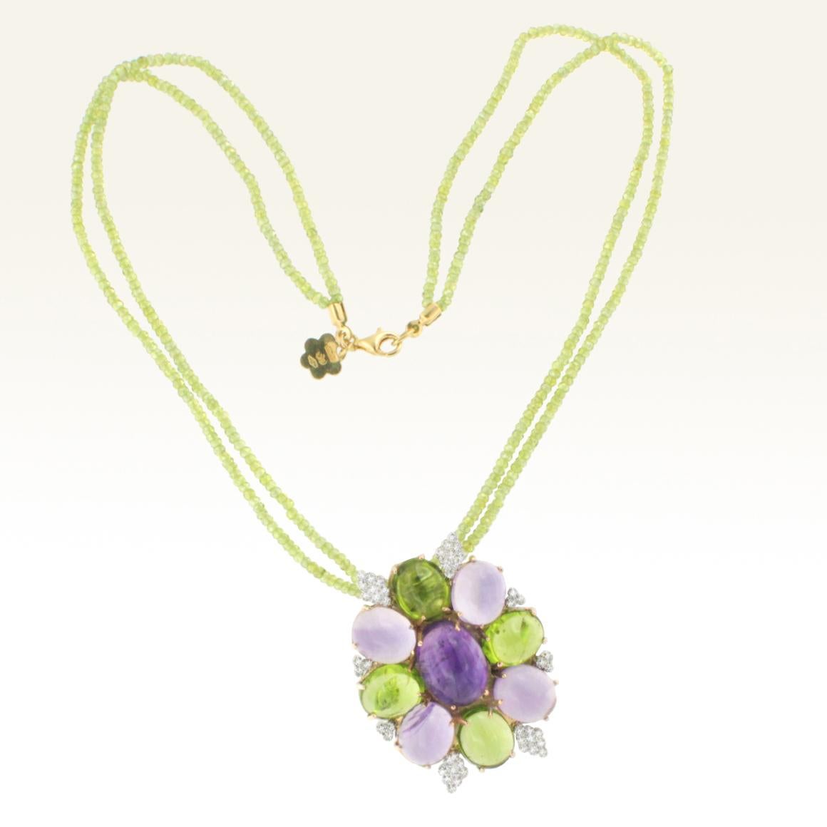 Moderner Anhänger aus 18 Karat Rosé- und Weißgold mit Amethysten und Peridots im ovalen Cabochon-Schliff (Größe: mm) und Weiß  Diamant ct 0,48 VS Farbe G/H.
Dieser Anhänger ist von Blumen inspiriert und gestaltet. Hergestellt in Italien von Stanoppi