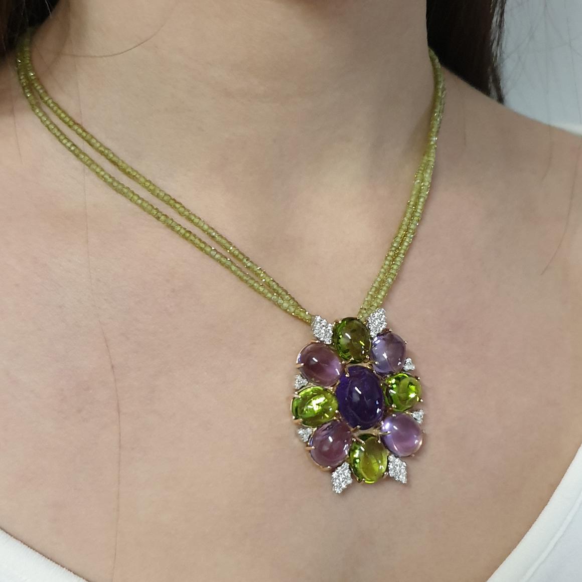 18 Karat Roségold und Weißgold mit Amethysten, Peridoten und weißen Diamanten als Anhänger (Moderne) im Angebot