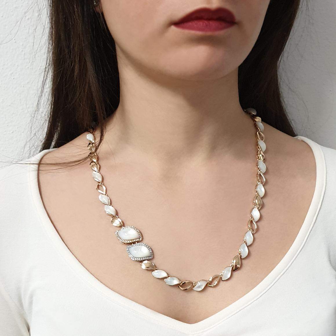 18 Karat Rose and White Gold with Mother of Pearl and White Diamond Necklace In New Condition For Sale In GALLARATE, IT
