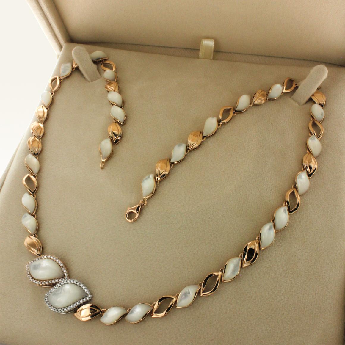 18 Karat Rose and White Gold with Mother of Pearl and White Diamond Necklace For Sale 2