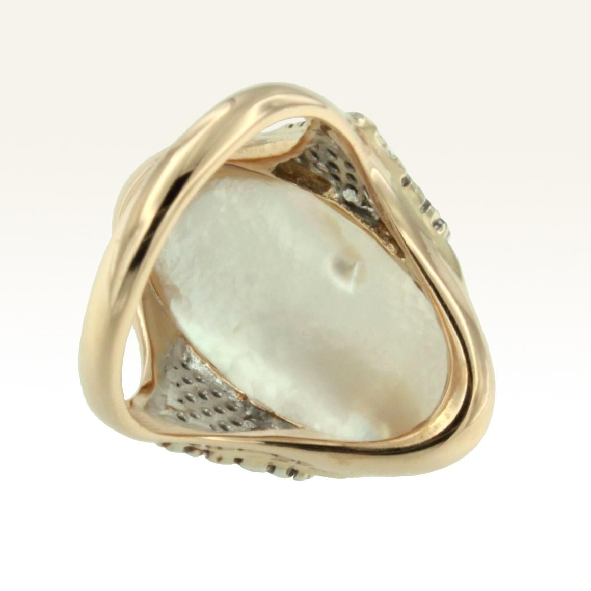 Taille ovale Bague en or rose et blanc 18 carats avec nacre et diamants blancs en vente