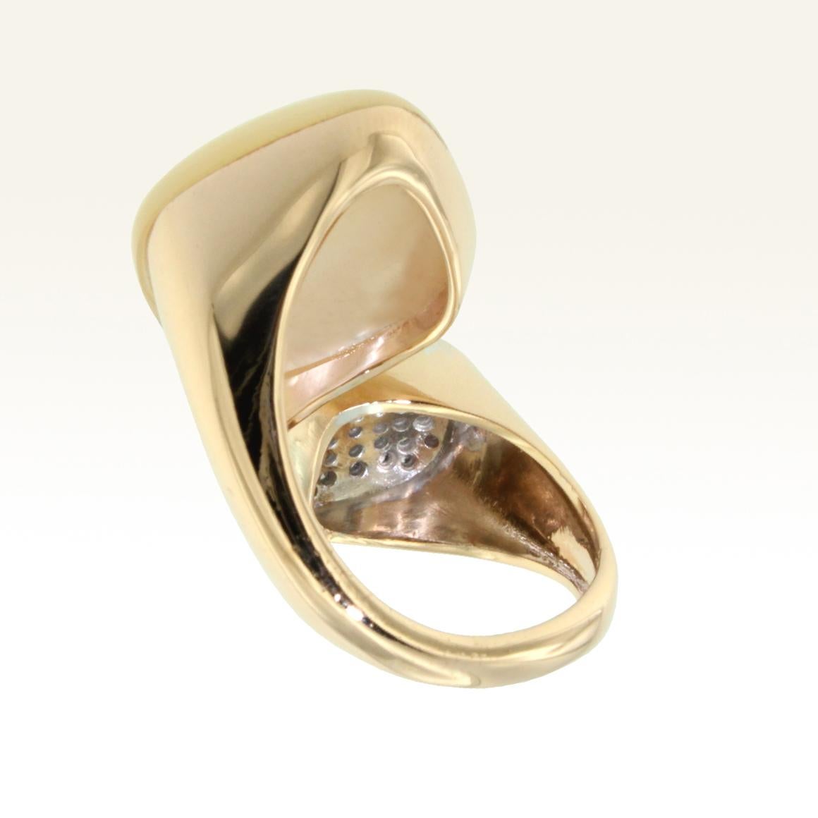 18k Rose and White Gold with Mother of Pearl and White Diamonds Ring In New Condition For Sale In GALLARATE, IT