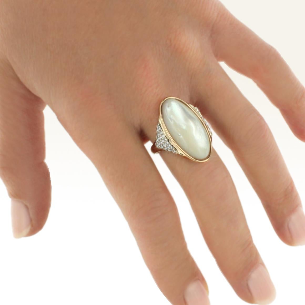 Ring aus 18 Karat Roségold und Weißgold mit Perlmutt und weißen Diamanten (Moderne) im Angebot