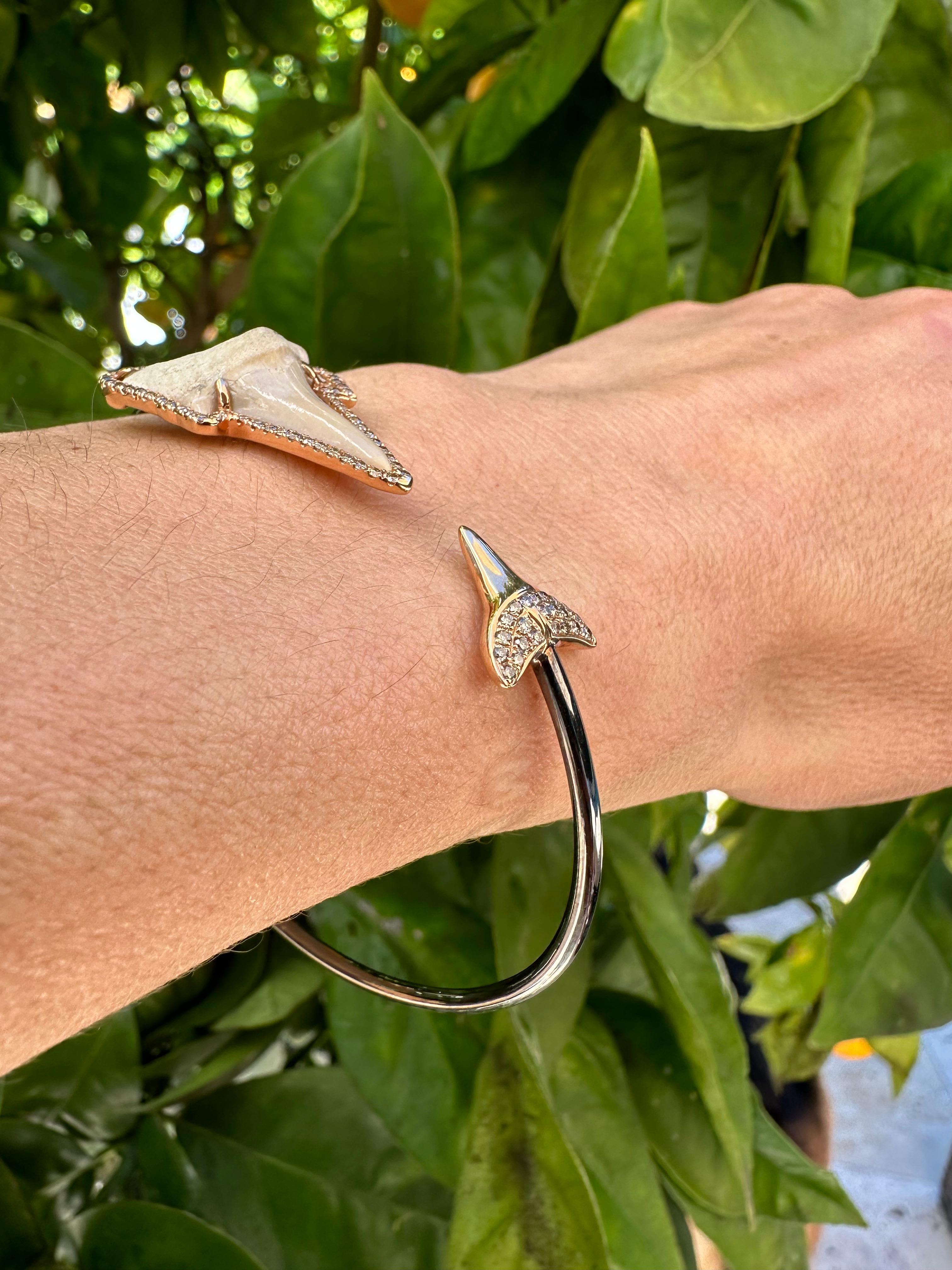 Bracciale aperto a dente di squalo in oro rosa e rodio nero 18 carati, impreziosito da 0,55 carati di diamanti marroni pavé. 

Questo bracciale è unico, fatto a mano e da non perdere! Perfetti per essere impilati o indossati da soli come segno
