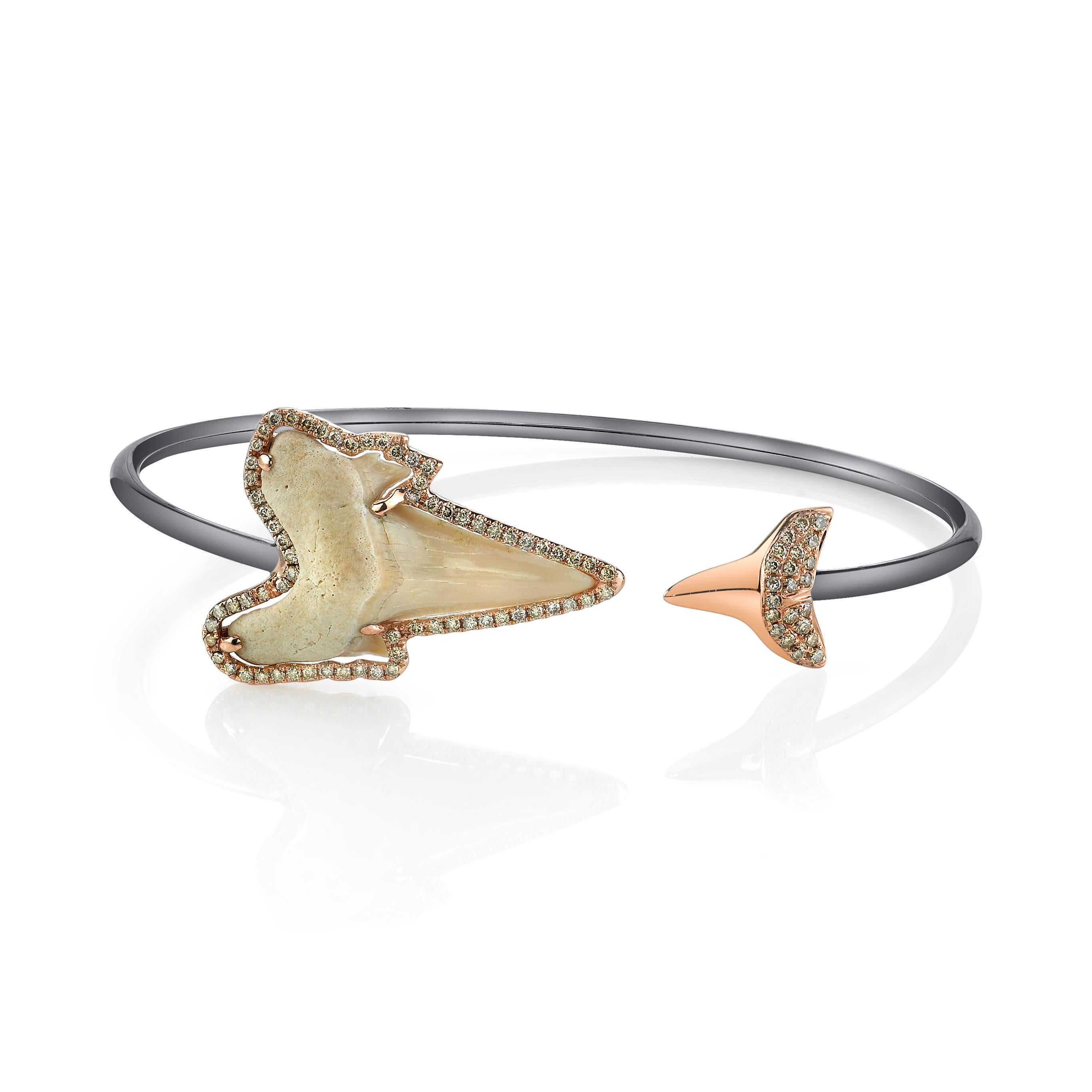 Taglio rotondo Bracciale aperto in oro rosa e rodio nero 18 carati con diamanti a forma di dente di squalo in vendita