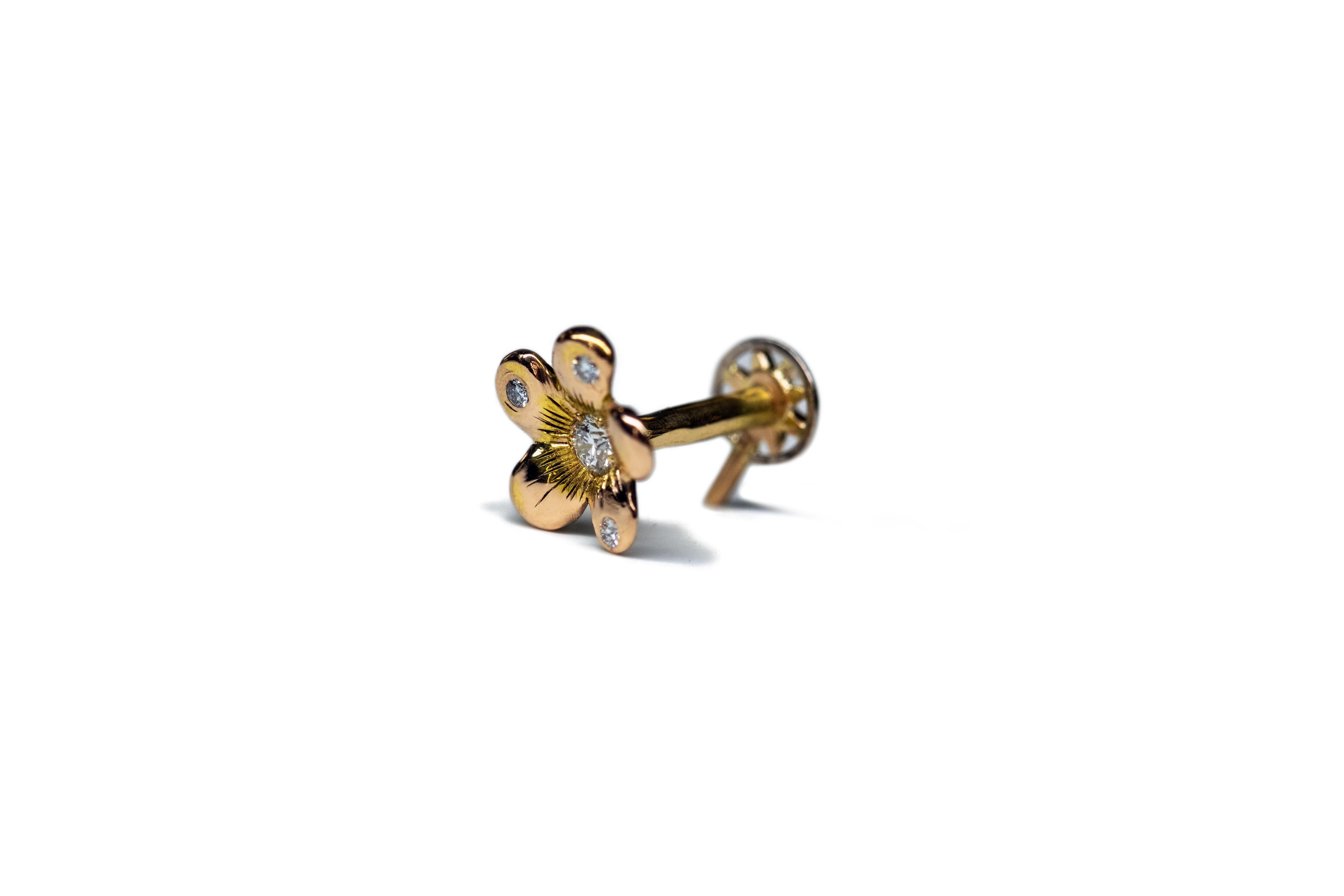 Flower-shaped ear piercing, completely handmade from 18K rose and yellow Fairmined gold and Canadamark diamonds.

The flower screws into the star at the back. The screw is handmade. We suggest closing it gently and being careful not to force it.