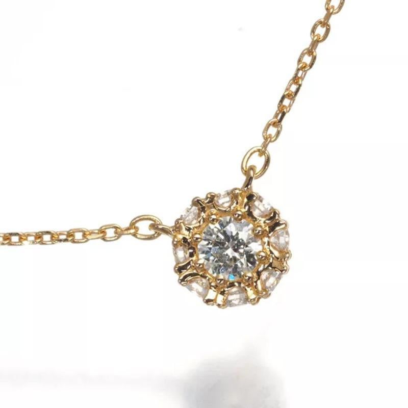 Eleva la tua collezione di gioielli con questa splendida collana di diamanti, dotata di una splendida catena in oro rosa 18 carati che completa la brillantezza dei diamanti. La collana ha un design delicato e un peso totale del diamante di 0,20