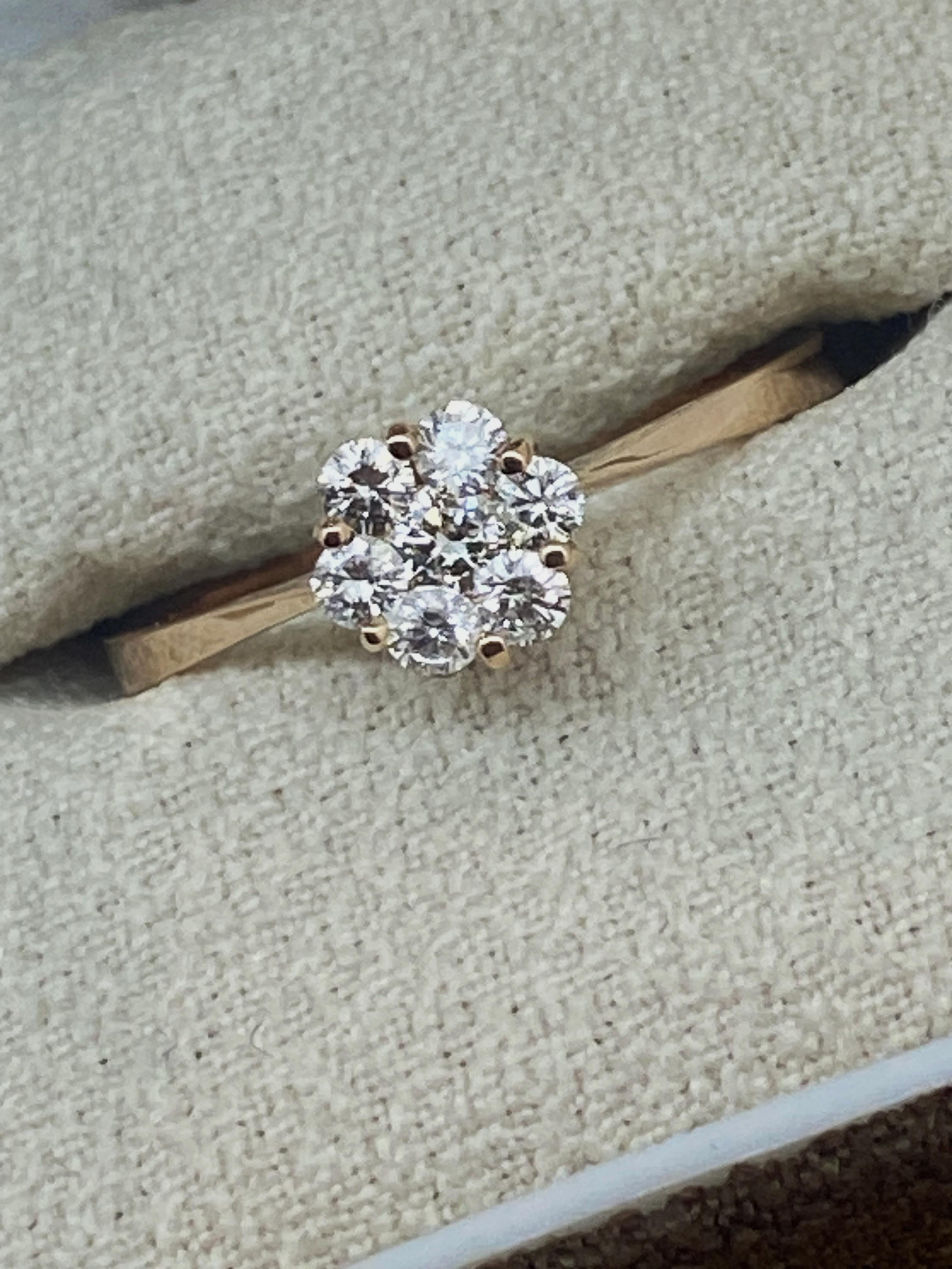 Finamente elaborada en oro amarillo cálido/rosado de 18 quilates, 
diseñada como una hermosa cabeza de flor/margarita de 6 mm

Engastado con 7 brillantes diamantes redondos de talla brillante
de excelente color y claridad 
de 0,35 ct en total aprox.
