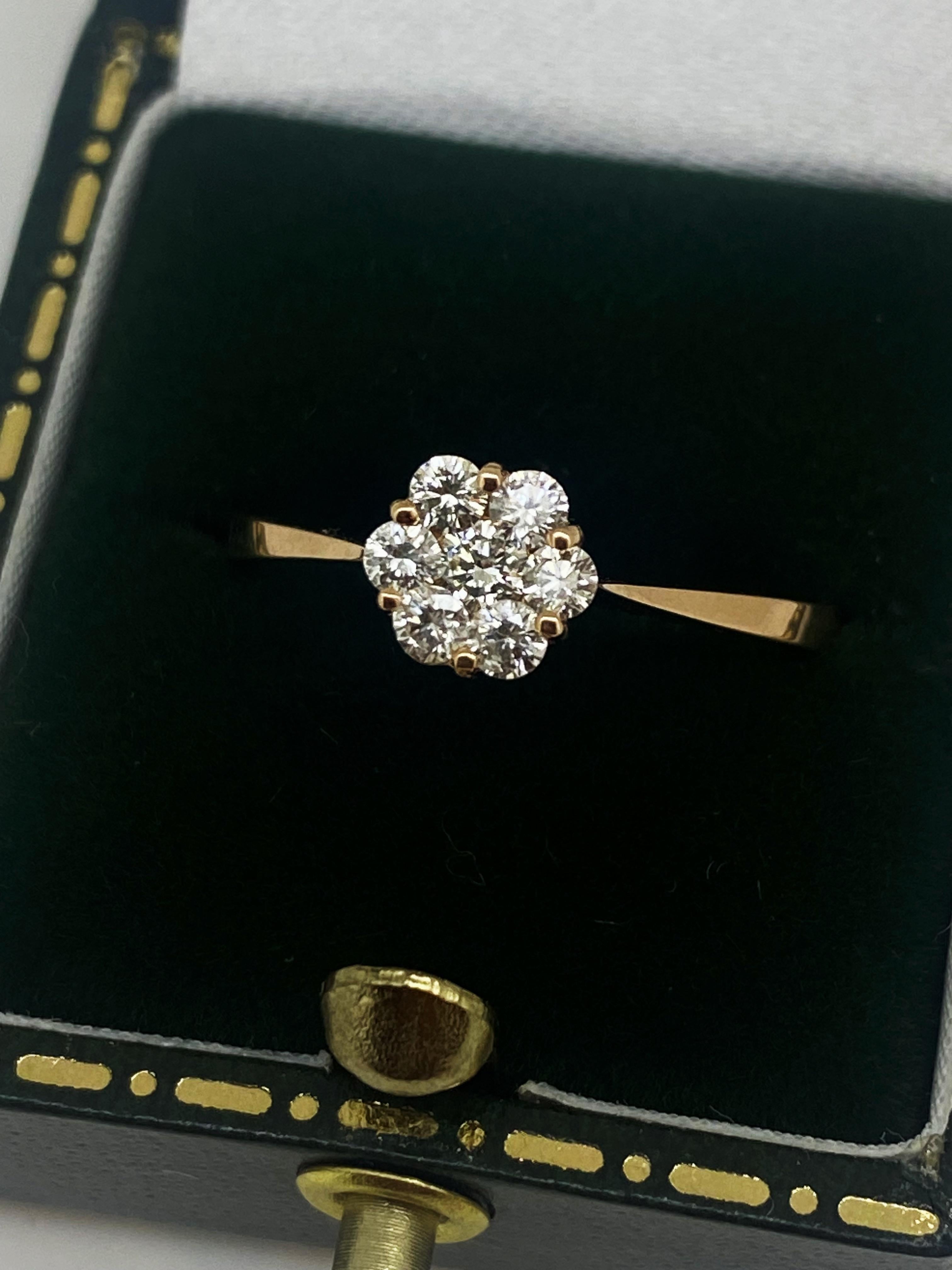 Anillo de compromiso de oro rosa de 18 quilates y racimo de diamantes de 0,35 ct en forma de margarita/rosa Moderno en venta