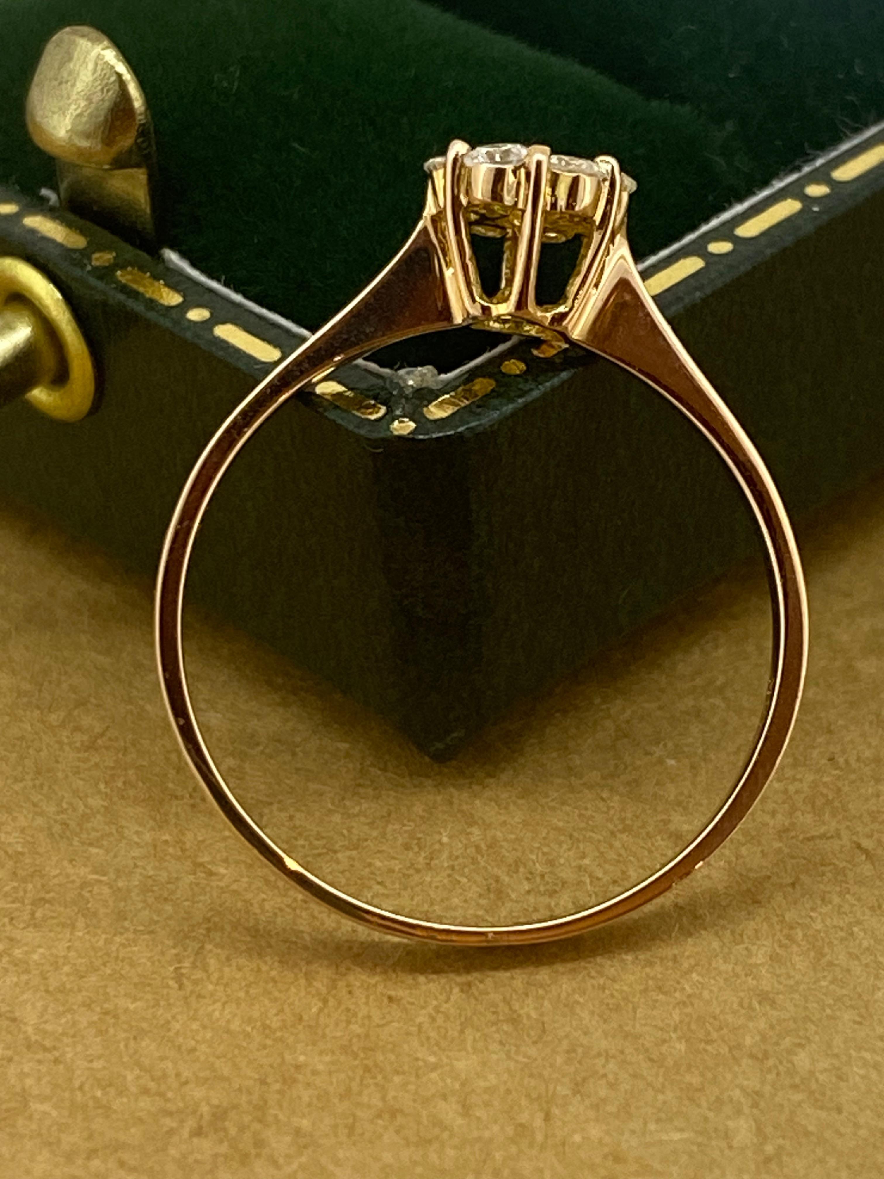 Anillo de compromiso de oro rosa de 18 quilates y racimo de diamantes de 0,35 ct en forma de margarita/rosa en Excelente estado para la venta en MELBOURNE, AU