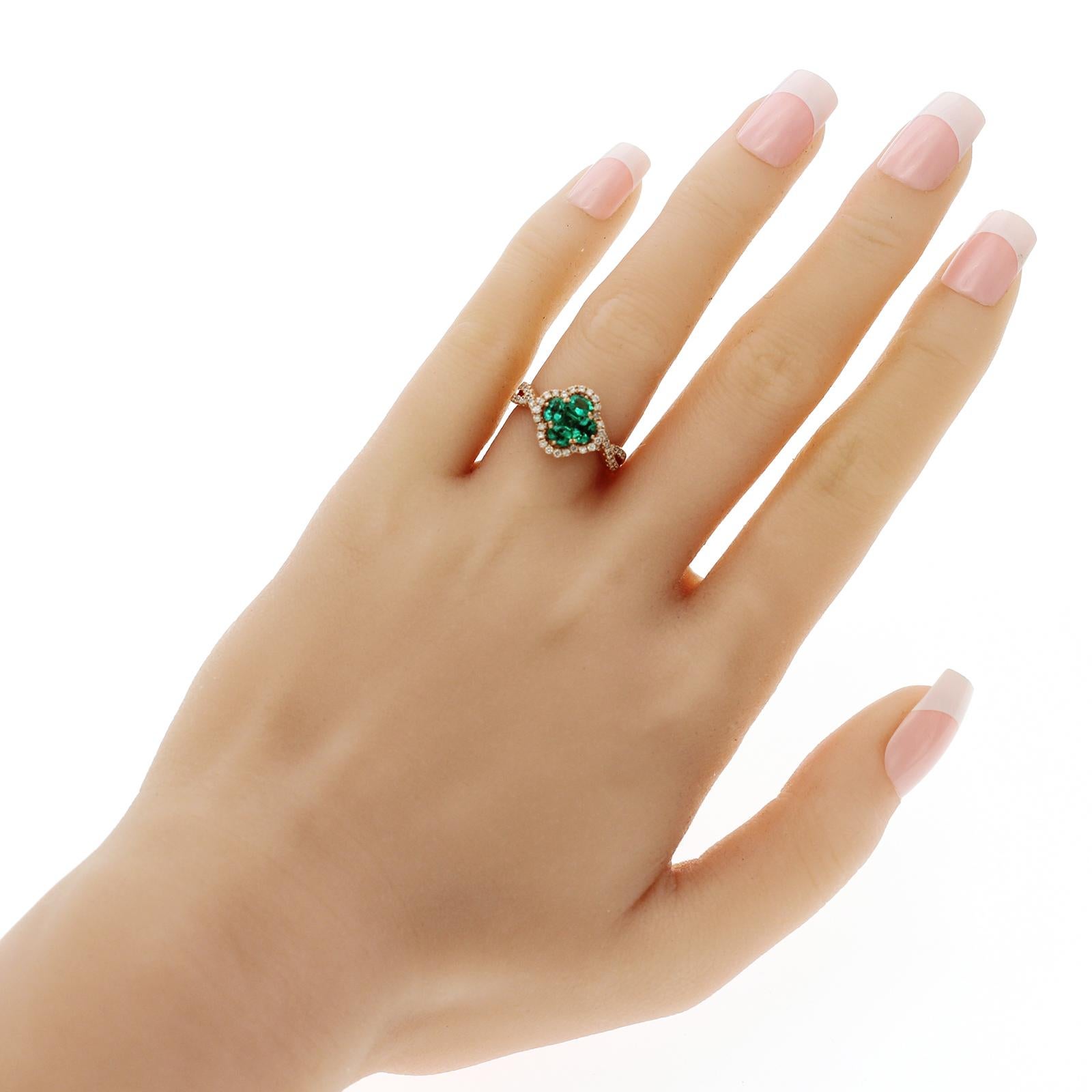 Taille ronde Bague trèfle à quatre feuilles en or rose 18 carats, diamants 0,37 carat et émeraudes 0,73 carat en vente