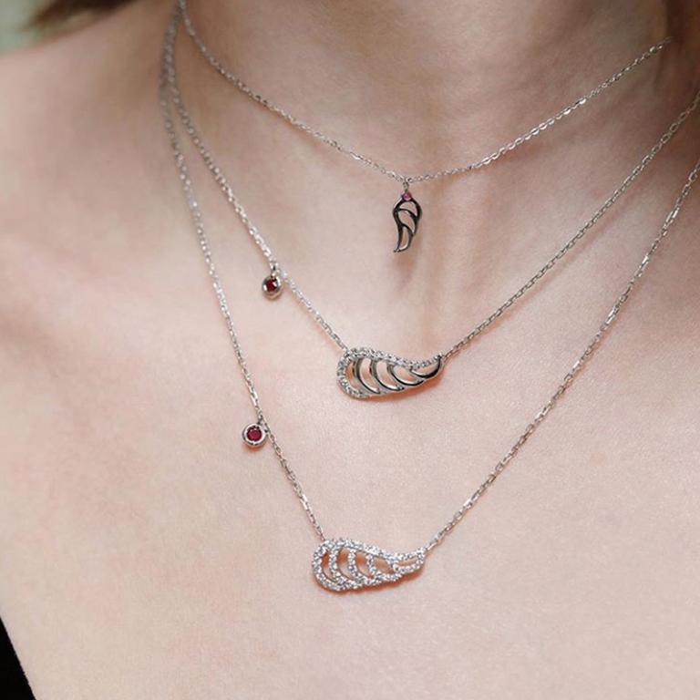 18K Rose Gold & 0.38cts White Diamonds 0.11cts Ruby Swan Pave Necklace by Alessa In New Condition For Sale In London, GB