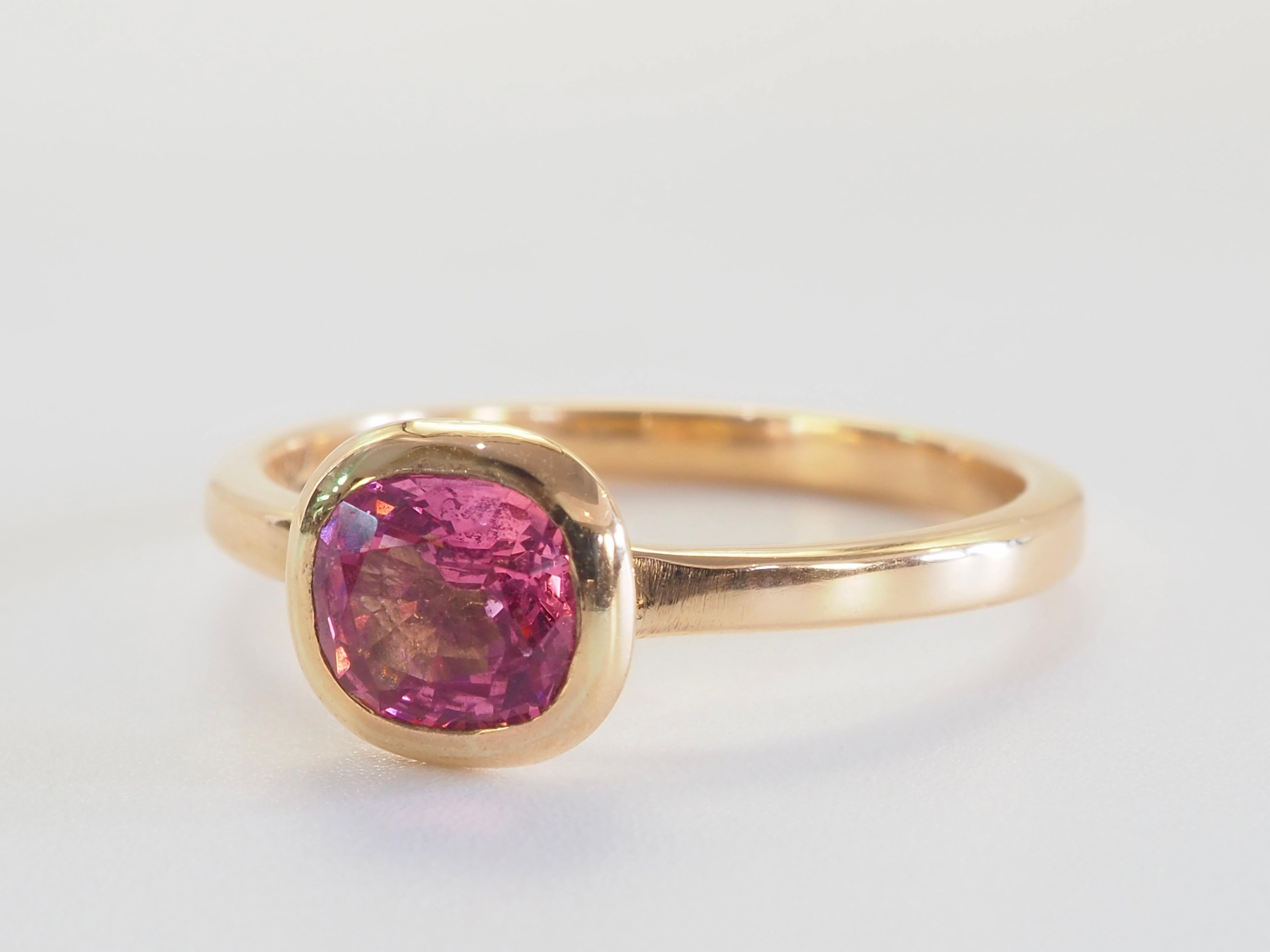 Per chi ama il rosa!

Una celebrazione luminosa del colore e della maestria artigianale, questo anello solitario presenta uno spinello rosa Mahenge, famoso per la sua rara saturazione e la sua naturale brillantezza, incastonato in un'elegante