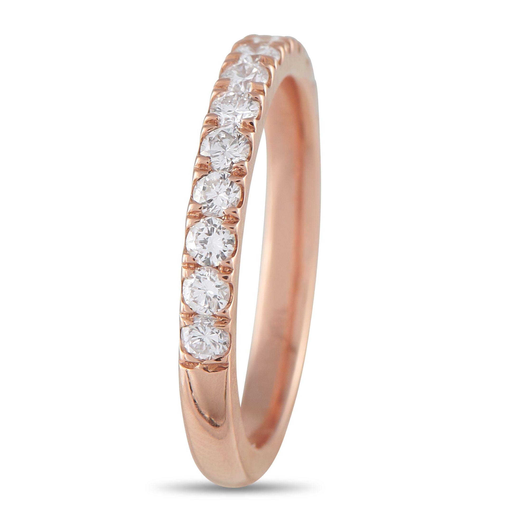 Eingefasste Diamanten mit einem Gesamtgewicht von 0,74 Karat machen diesen Ring aus 18 Karat Roségold elegant und mühelos. Mit einer Breite von 2 mm und einer Höhe von 2 mm ist er ein ideales Accessoire für das tägliche Tragen dieses Schmuckstücks,