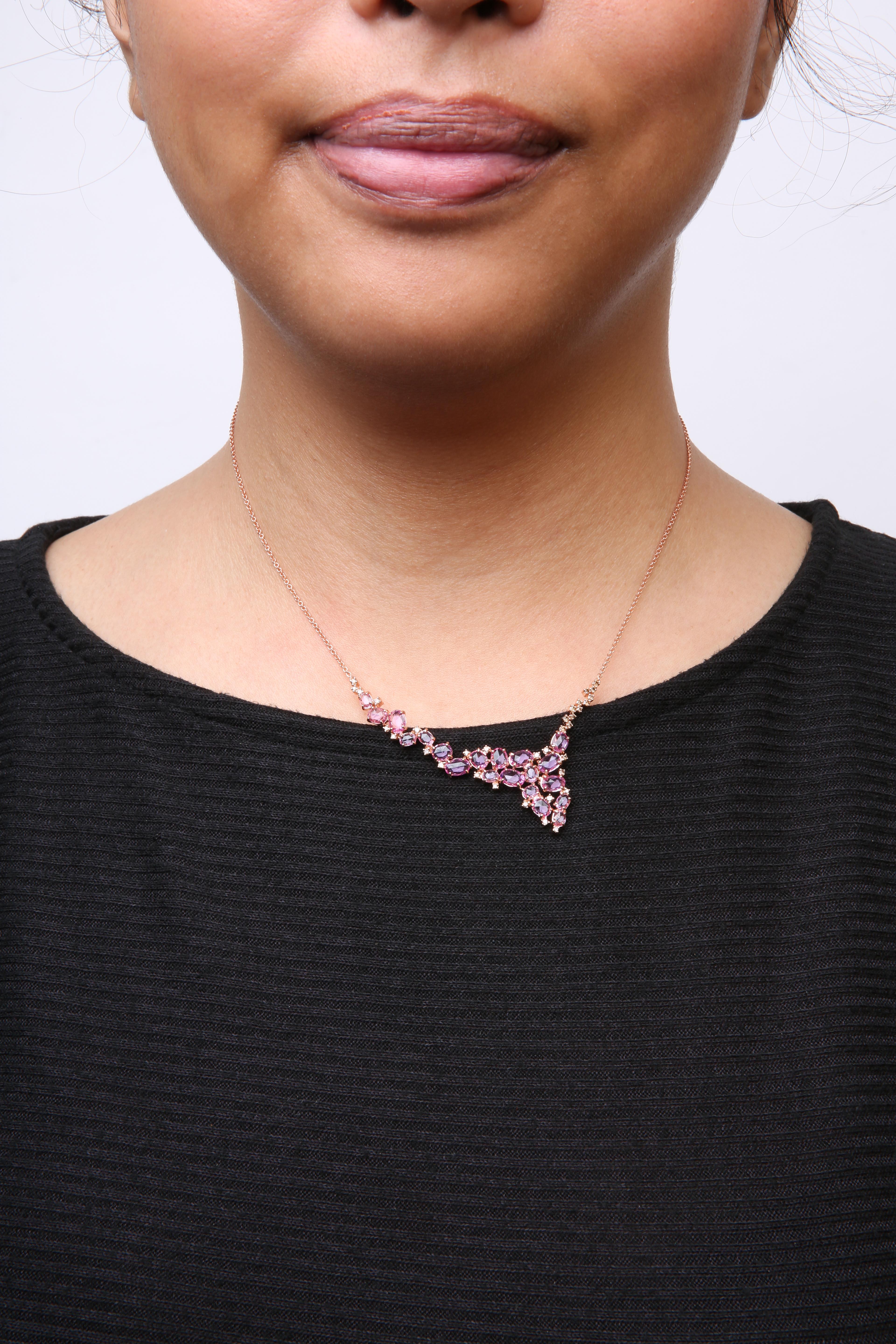 Halskette aus 18 Karat Roségold mit 1/2 Karat braunem Diamanten und ovalem rosa Saphir (Rundschliff) im Angebot