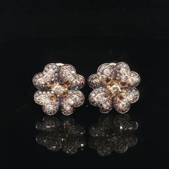 Orecchini in oro rosa 18k con diamante champagne Fancy Pave da 1,16 carati con fiore a forma di quadrifoglio