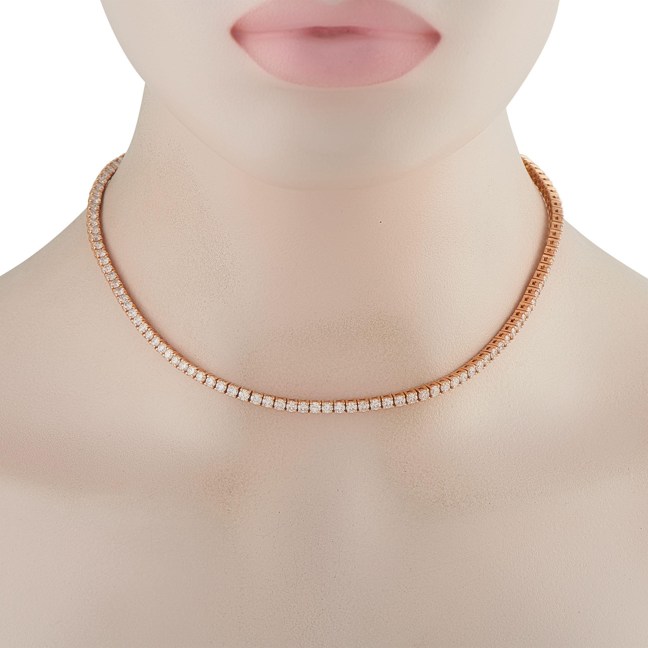 Resplandeciente con la calidez del oro rosa de 18 quilates y el impresionante brillo de 12,11 quilates de diamantes, este collar tenis está hecho para ser atesorado. Tiene la atemporalidad de un recuerdo, la belleza de un momento y el encanto