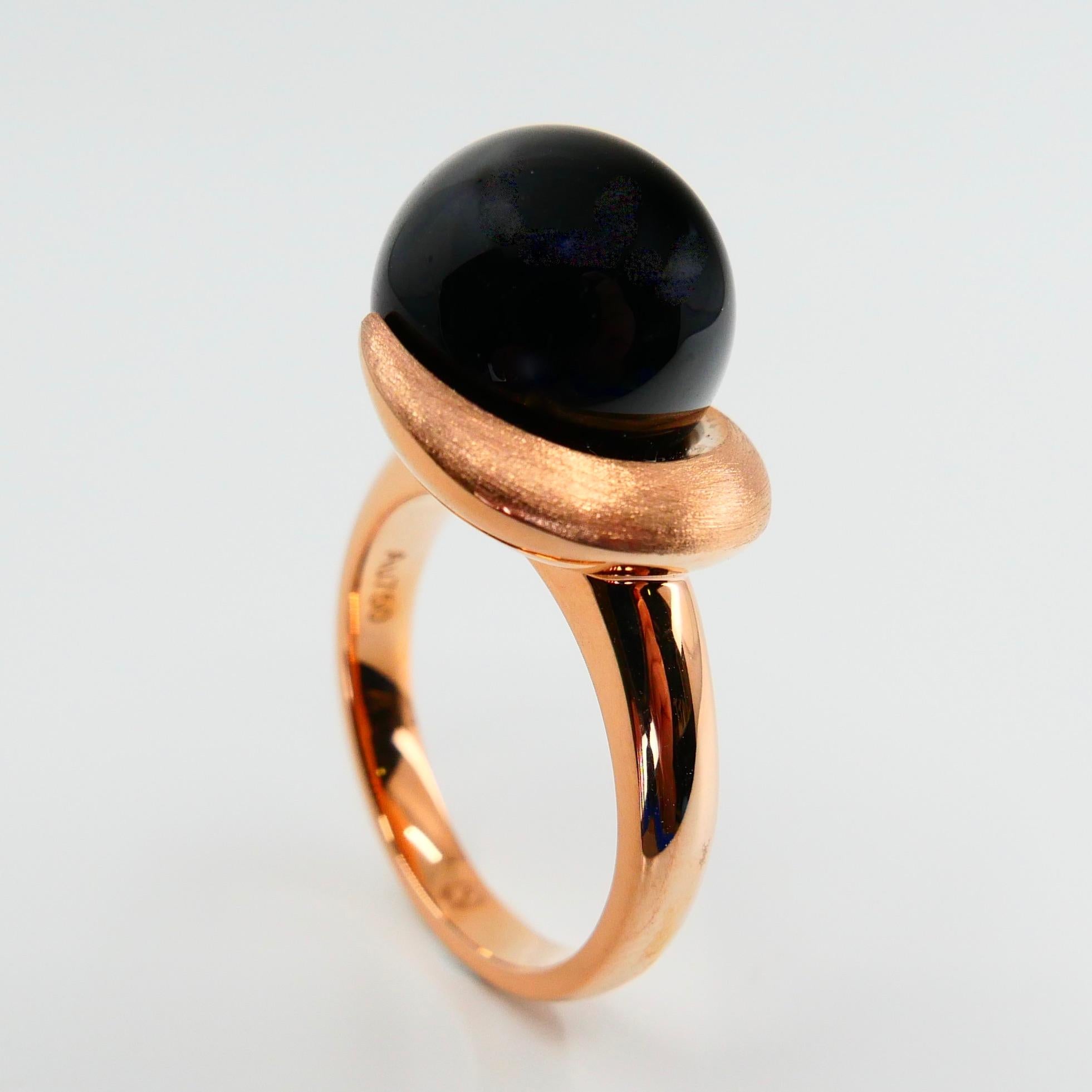 Round Cut 18 Karat Rose Gold and Onyx Ring, Modern Design For Sale
