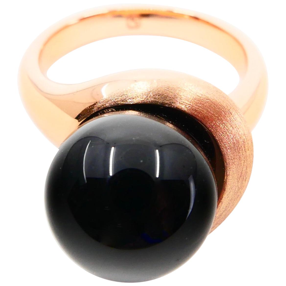 18 Karat Rose Gold and Onyx Ring, Modern Design In New Condition For Sale In Hong Kong, HK
