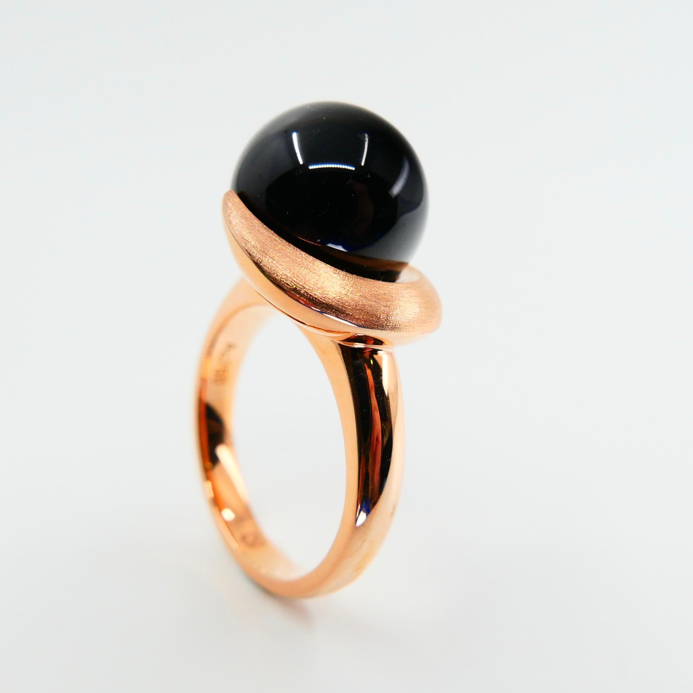 18 Karat Rose Gold and Onyx Ring, Modern Design For Sale 2