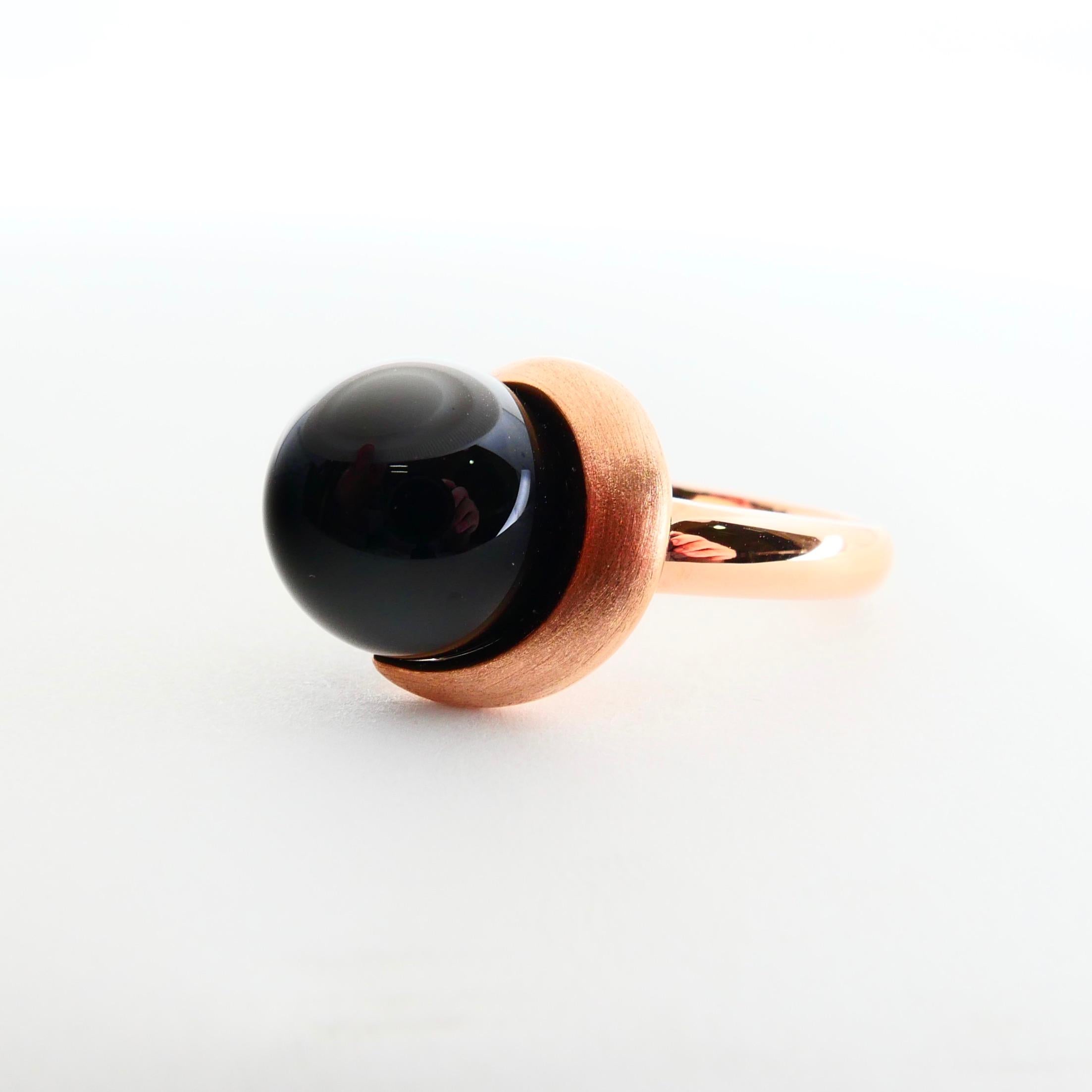 18 Karat Rose Gold and Onyx Ring, Modern Design For Sale 3