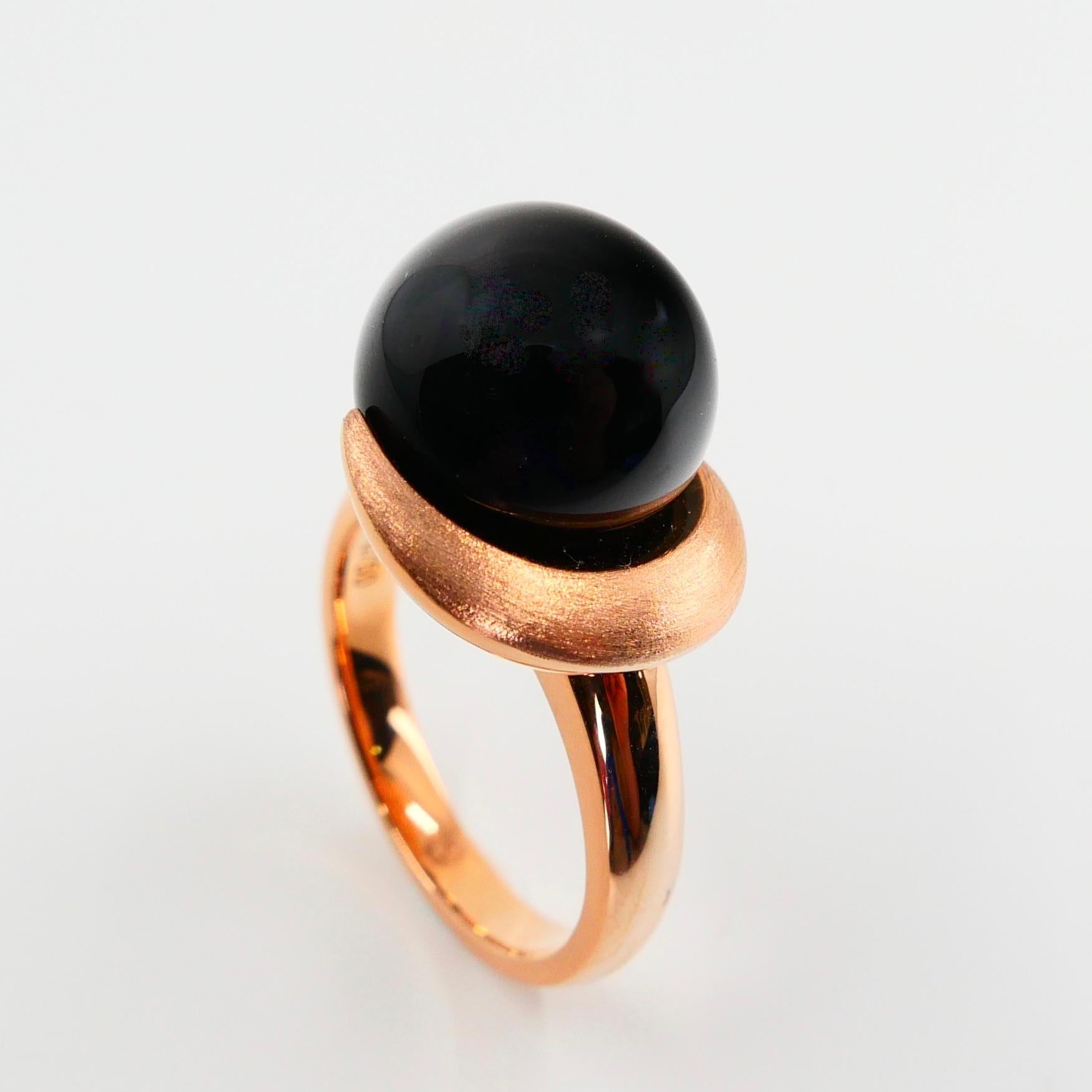 18 Karat Rose Gold and Onyx Ring, Modern Design For Sale 4