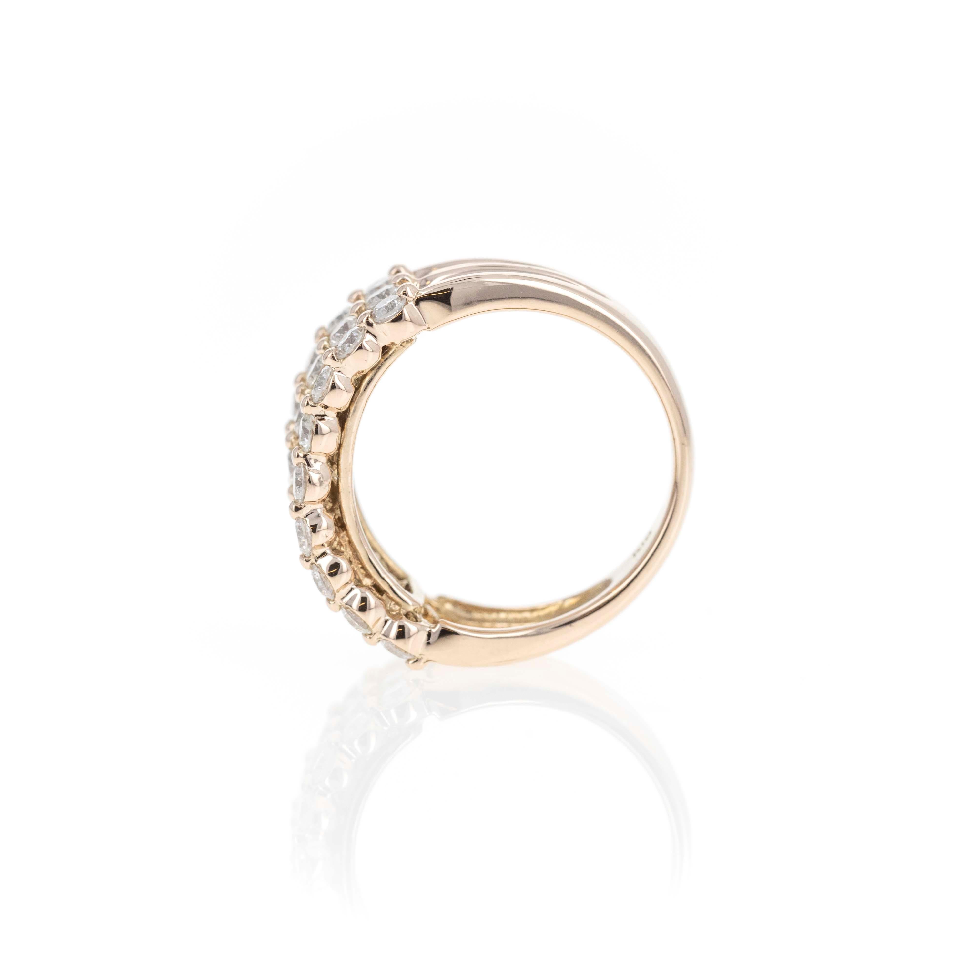 Epoca: Nuovo
Composizione: Oro rosa 18K
A. Stone: Quarantatre diamanti rotondi Brilliante
Peso in carati: 1.51 carati
Colore/Clarità: I-J / SI1-2
Misura dell'anello: 6
Peso dell'anello: 6 grammi
Codice a barre dell'articolo: 463802