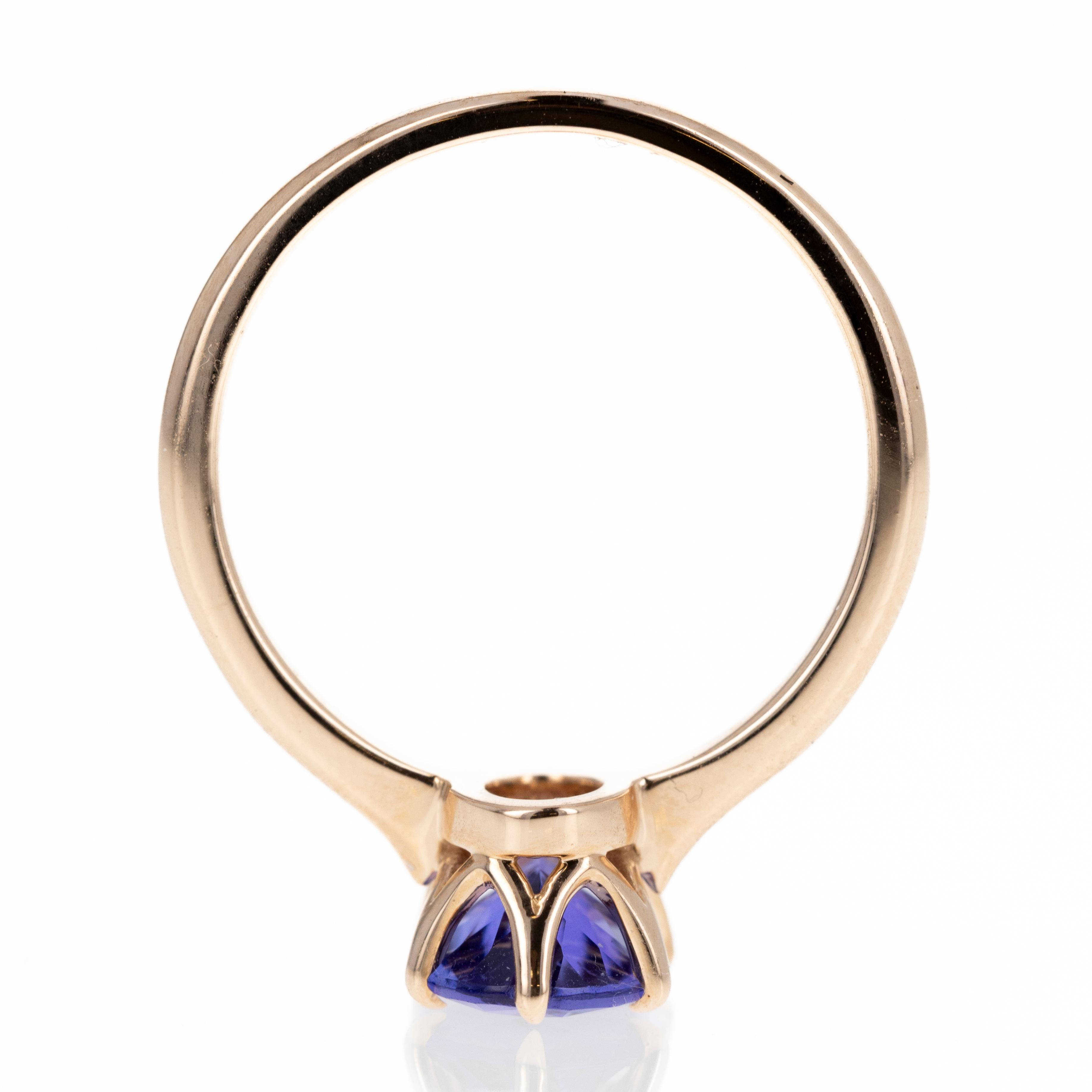 Époque : New
Composition : Or rose 18K
Pierre principale : Tanzanite naturelle de taille ovale
Poids en carats : 1,58 carats
Taille de l'anneau : 7
Poids de l'anneau : 3,4 grammes
Code barre de l'article : 827663
