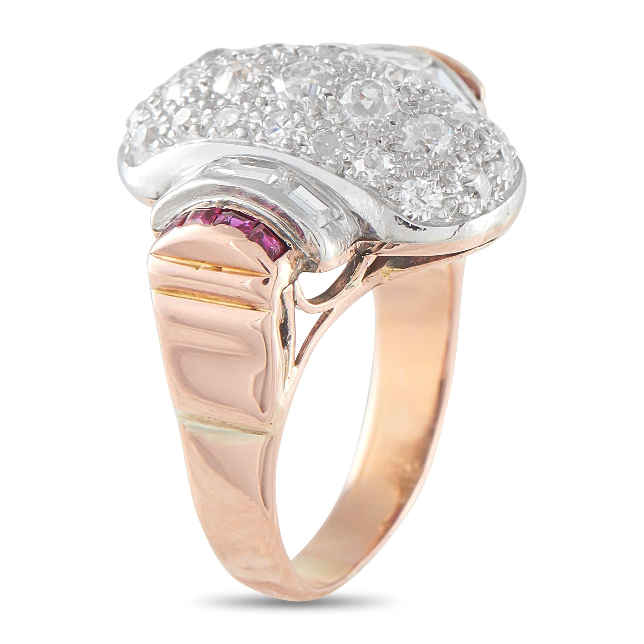 Une élégante monture en or rose 18 carats rend cette bague tout simplement inoubliable. Au centre, cet accessoire impeccablement réalisé met en valeur un ensemble de diamants étincelants totalisant 2,07 carats. Les accents de rubis apportent la