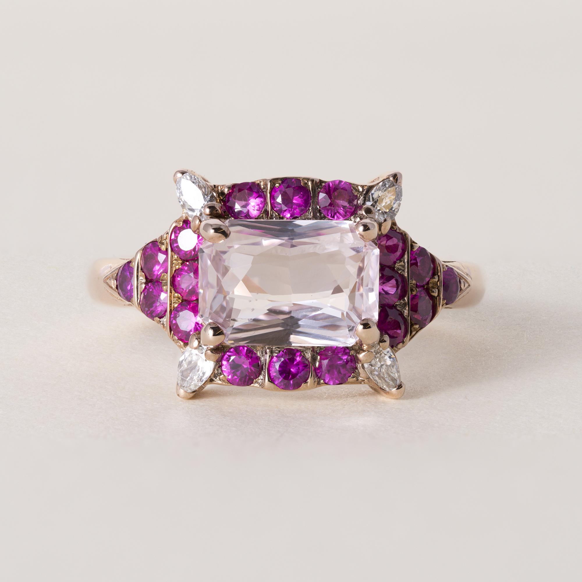 Bague en or rose 18 carats saphir orange-pêche naturel et saphir magenta

Détails :
Pierre centrale : saphir émeraude modifié de 2,08 carats
Silhouette hybride coussin/émeraude
Mesure environ 8,5 × 6 mm
Saphir naturel ne présentant aucune trace