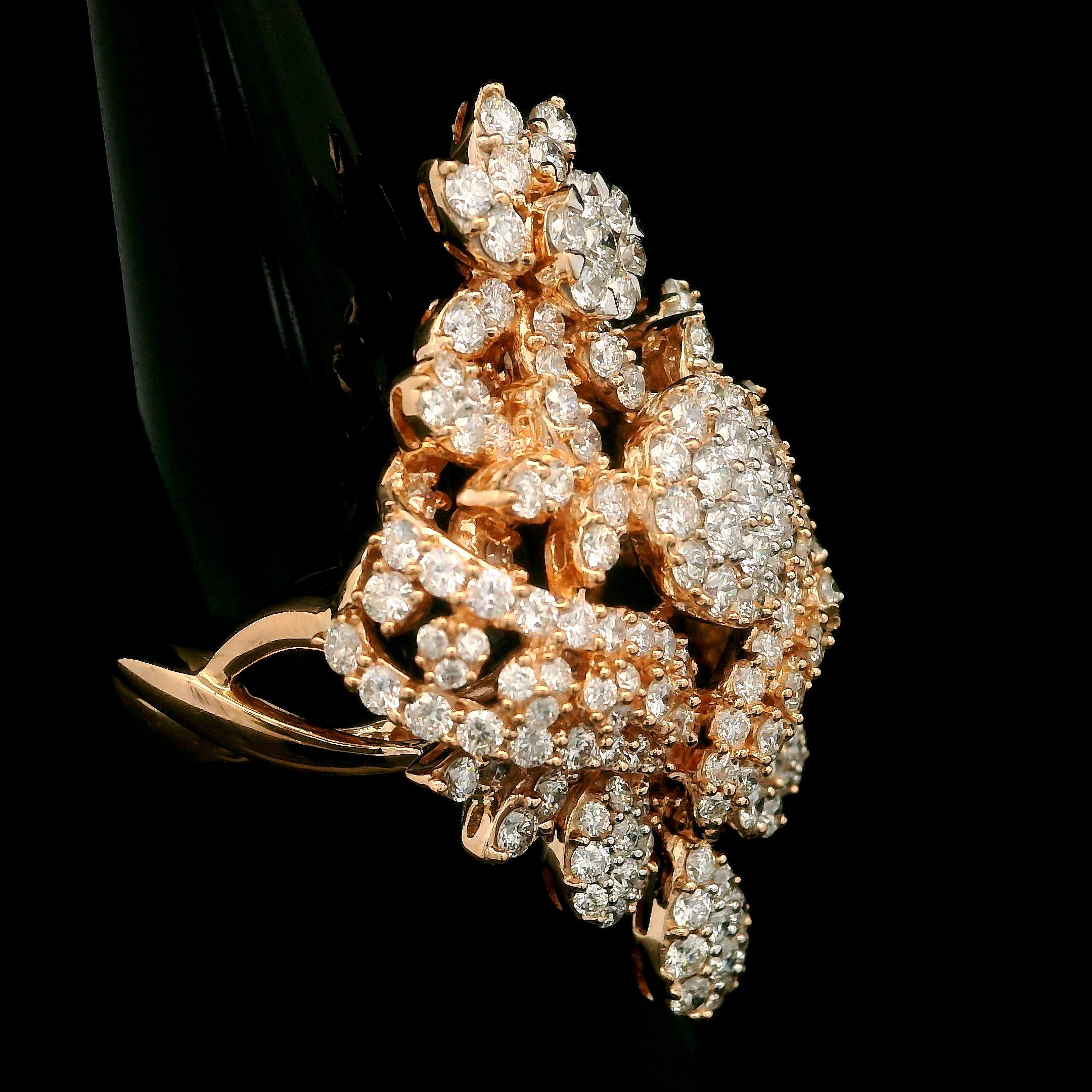 Anillo de cóctel de oro rosa de 18 quilates con 2,46 quilates de diamantes de fuego florales de gran tamaño Corte redondo en venta