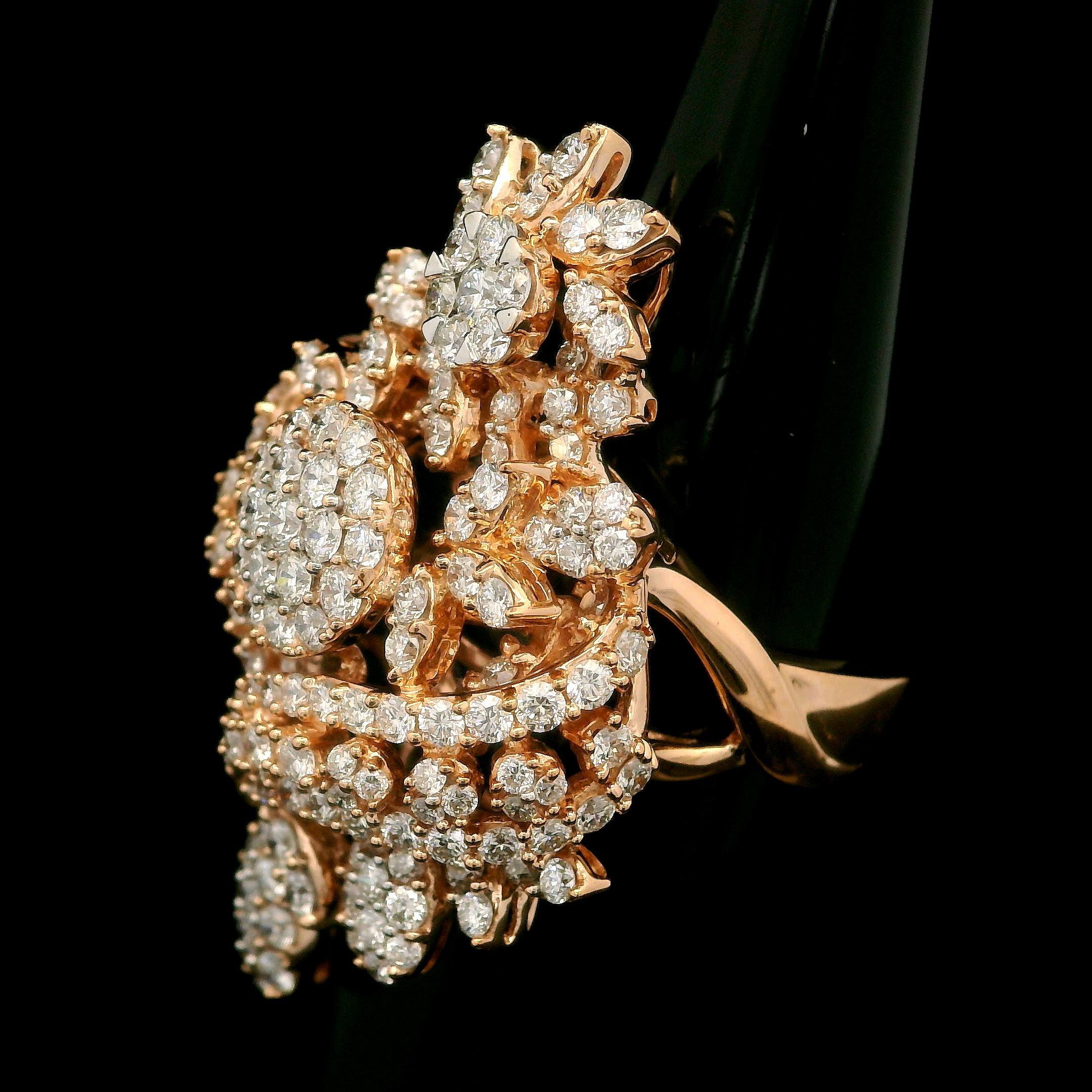 Anillo de cóctel de oro rosa de 18 quilates con 2,46 quilates de diamantes de fuego florales de gran tamaño en Excelente estado para la venta en Montclair, NJ