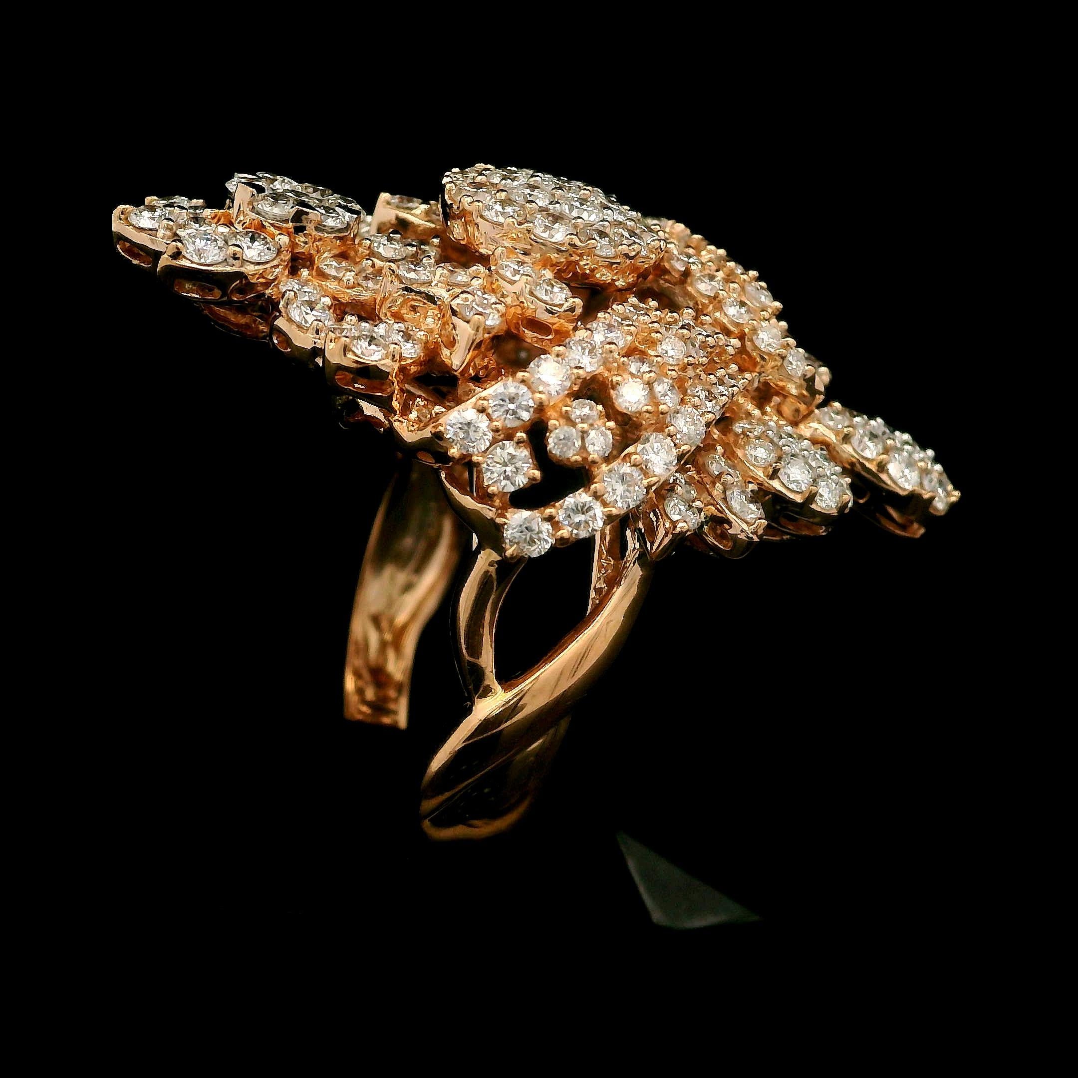 Anillo de cóctel de oro rosa de 18 quilates con 2,46 quilates de diamantes de fuego florales de gran tamaño en venta 1