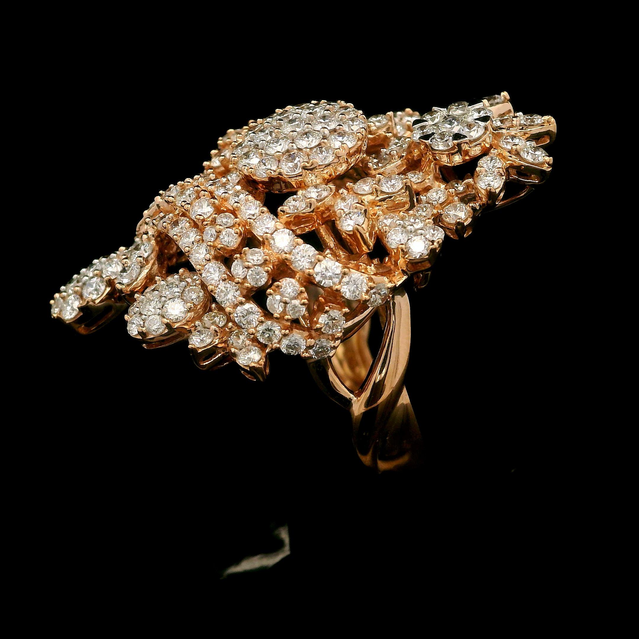 Anillo de cóctel de oro rosa de 18 quilates con 2,46 quilates de diamantes de fuego florales de gran tamaño en venta 2