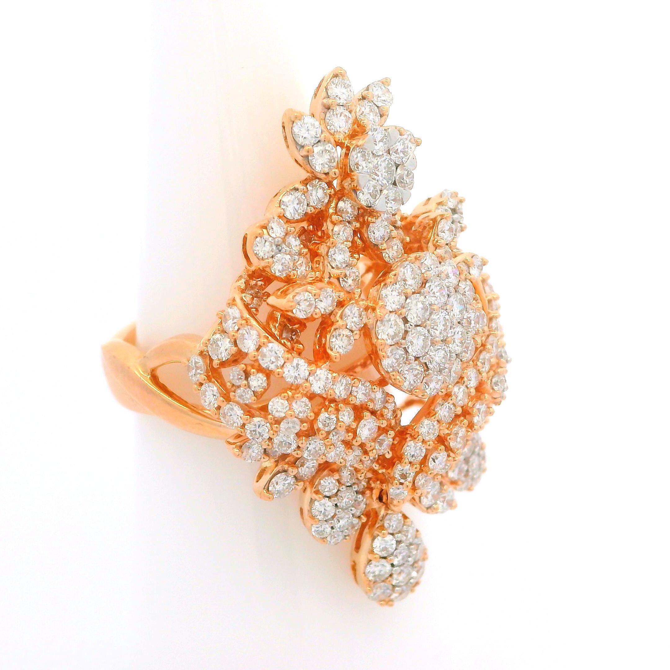 Anillo de cóctel de oro rosa de 18 quilates con 2,46 quilates de diamantes de fuego florales de gran tamaño en venta 3