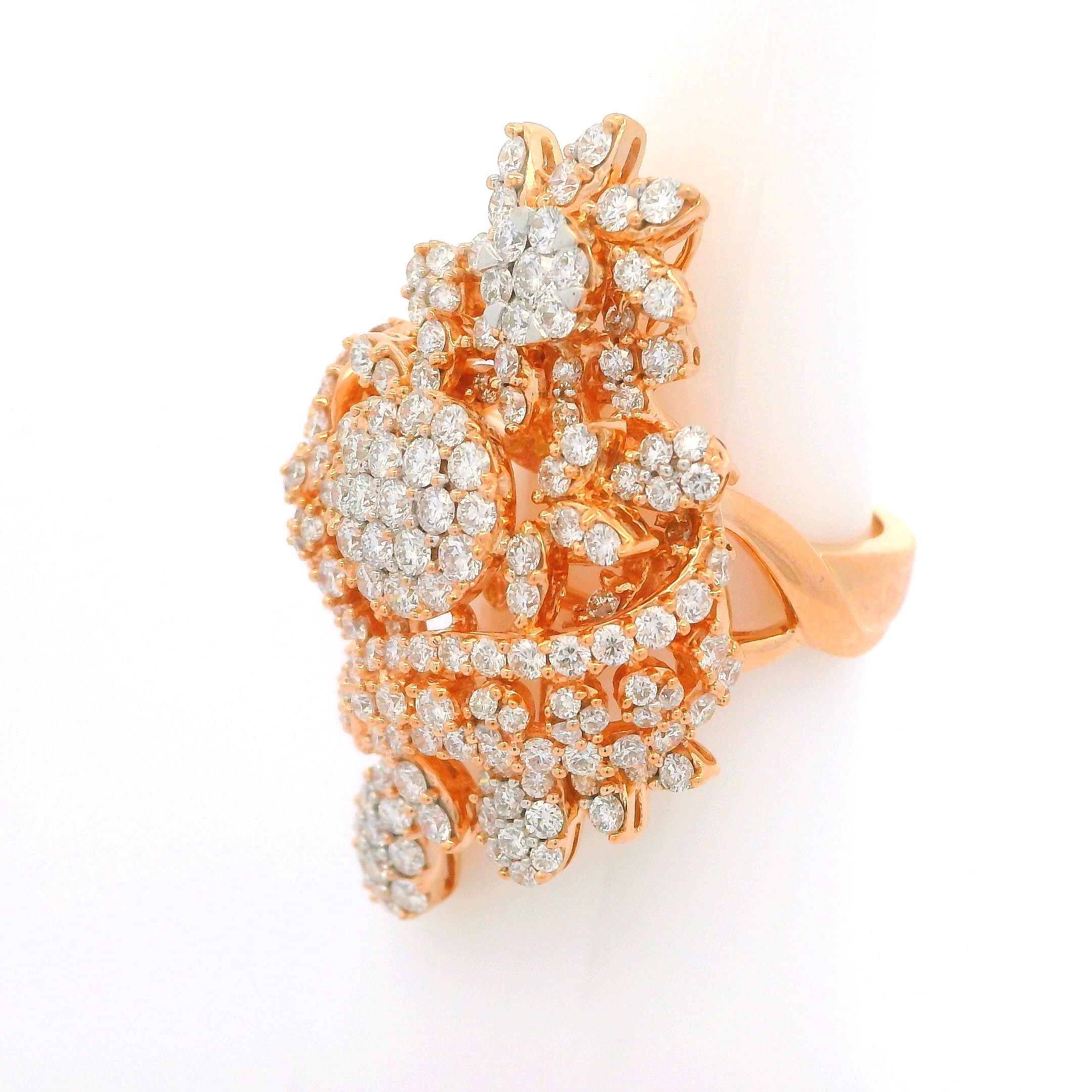 Anillo de cóctel de oro rosa de 18 quilates con 2,46 quilates de diamantes de fuego florales de gran tamaño en venta 4