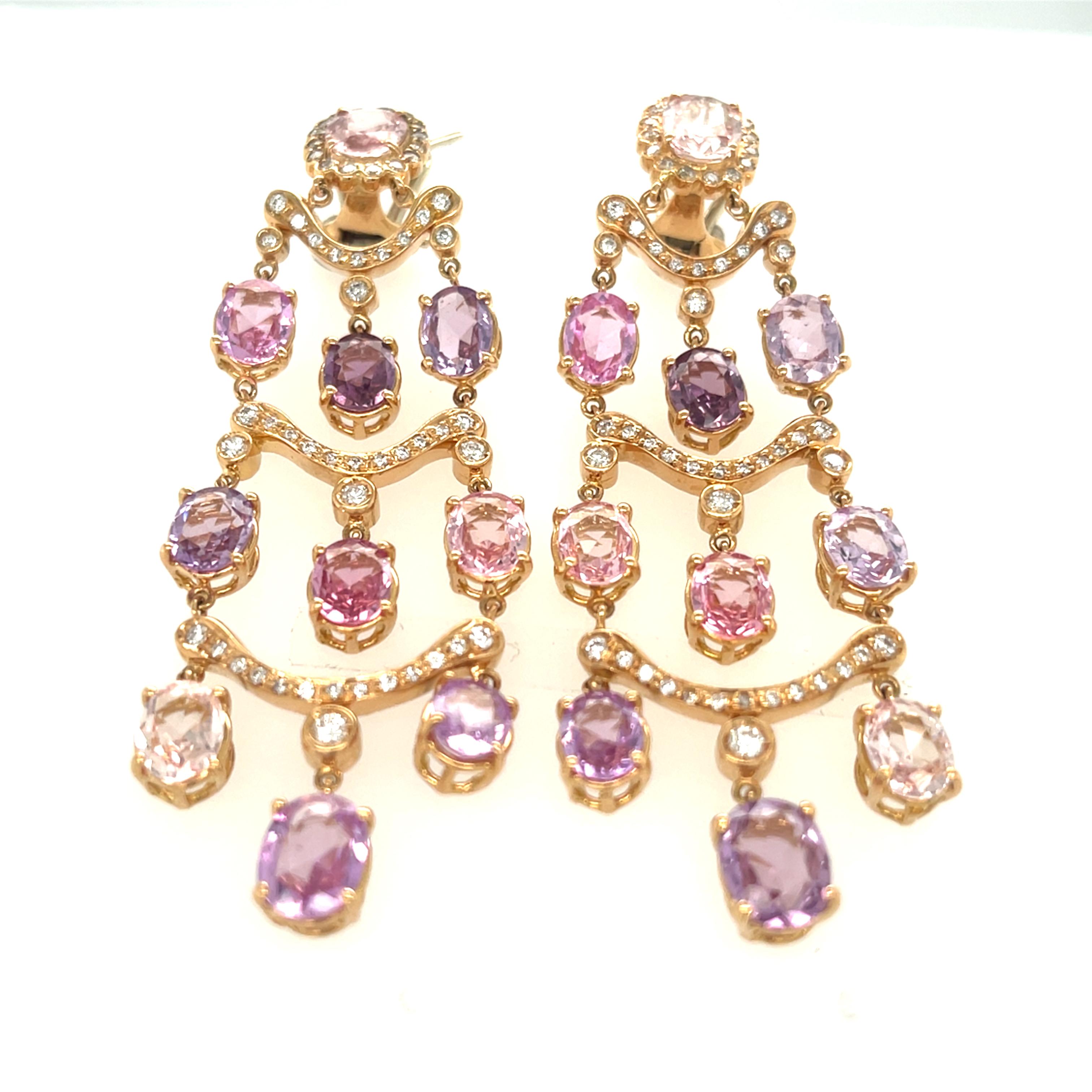 Superbes boucles d'oreilles chandelier à trois branches
Environ 26 cts de saphirs ovales roses et violets.
Environ 0,70 ct de diamants ronds Melee
Longueur totale = environ 2 1/2
Largeur = Appx 1 3/4