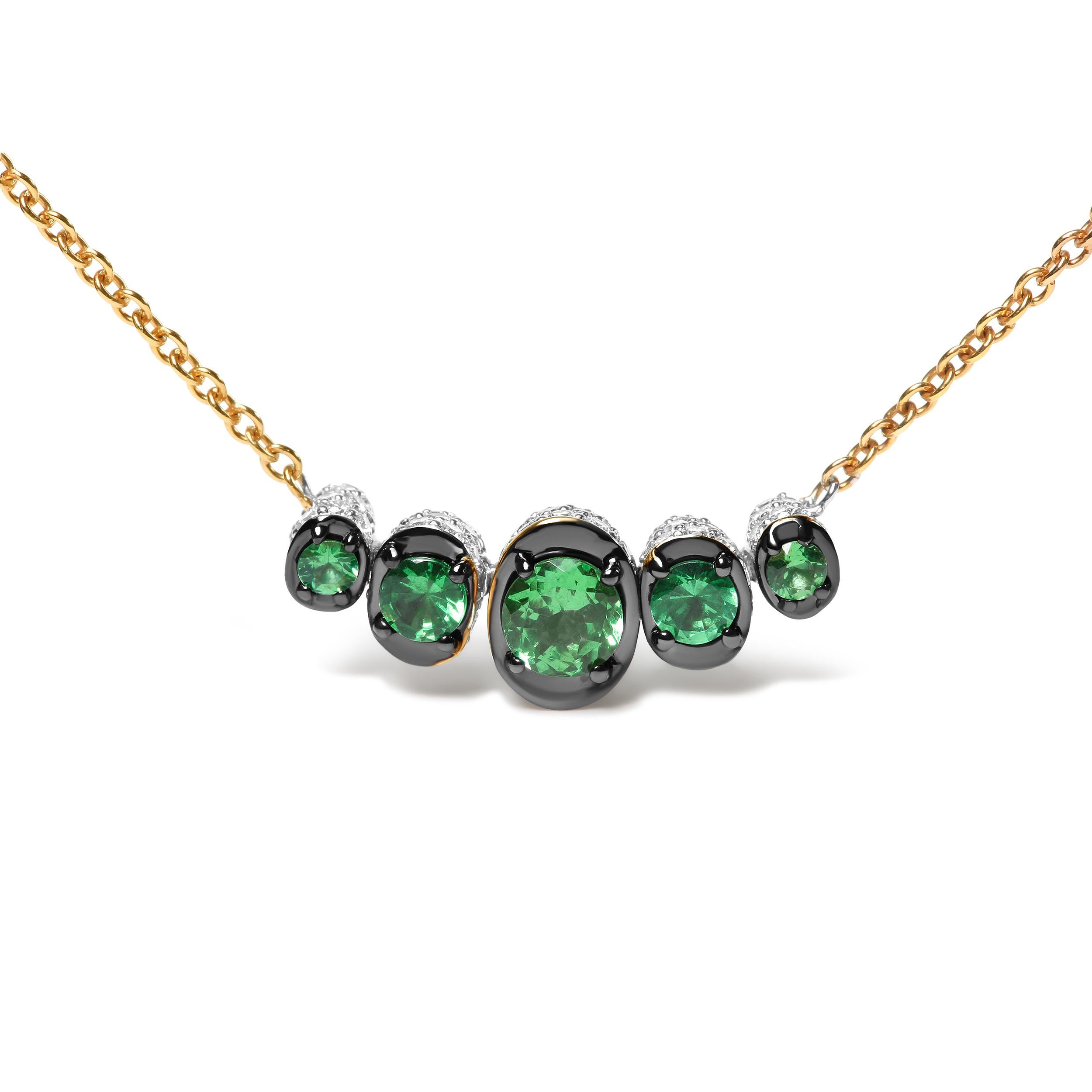Ergänzen Sie Ihren stilvollen Geschmack mit dieser wunderschönen Halskette mit Diamanten und Edelsteinen. Diese modische Halskette graduiert runde wärmebehandelte grüne Tsavorit-Edelsteine in den Größen 4 mm, 3 mm und 2 mm auf einem gebogenen Stab