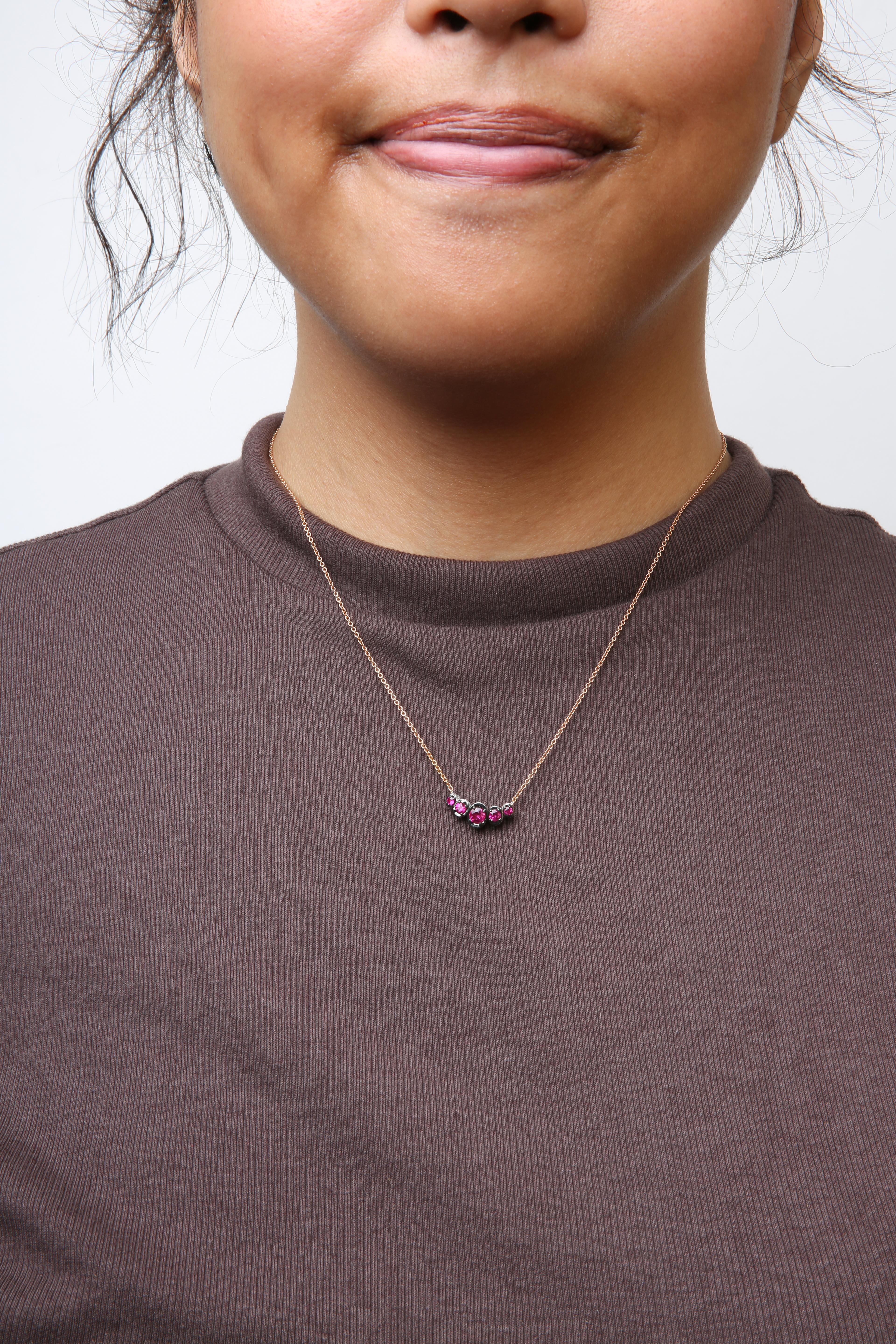 Collana girocollo in oro rosa 18K con diamanti da 3/4 di carato e gemme di rubino rosso In condizioni Nuovo in vendita a New York, NY