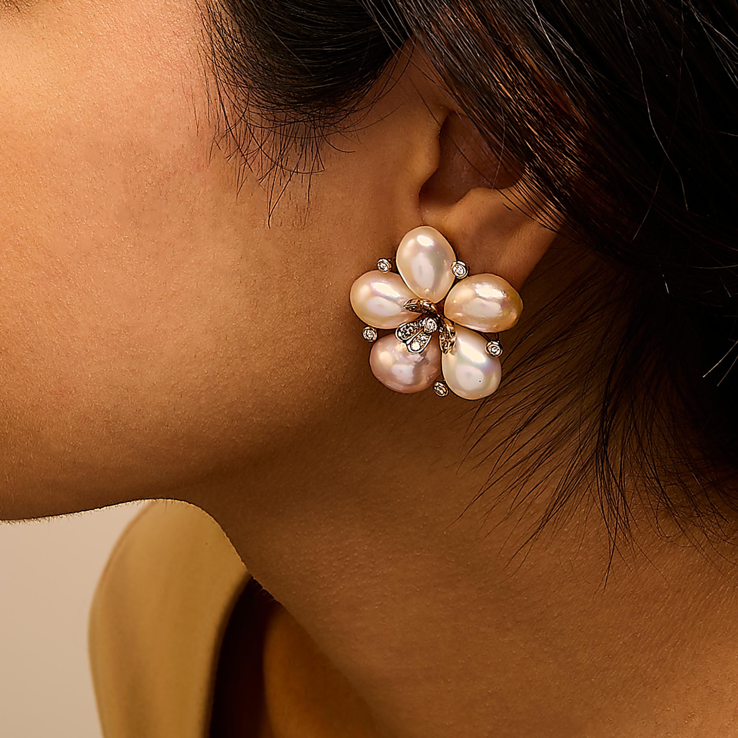 Moderne Boucles d'oreilles en or rose 18K avec diamant 3/8 Cttw et perle d'eau douce en vente