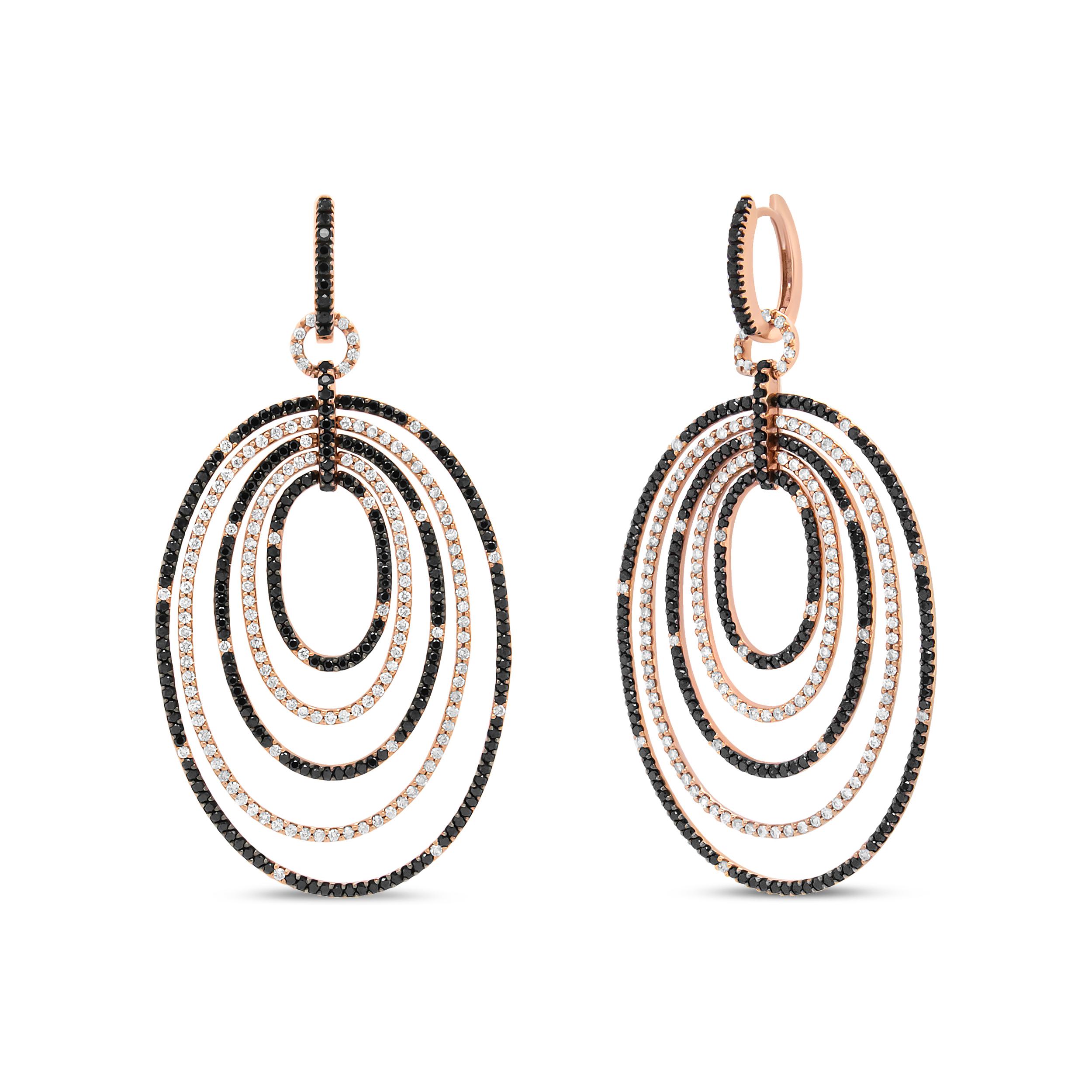 Il design audace e senza paura di questi orecchini in oro rosa 18 carati li rende un vero e proprio richiamo visivo. Impreziosita dal fascino di 710 diamanti rotondi incastonati, questa coppia è a dir poco abbagliante! Un totale di 5 cerchi di