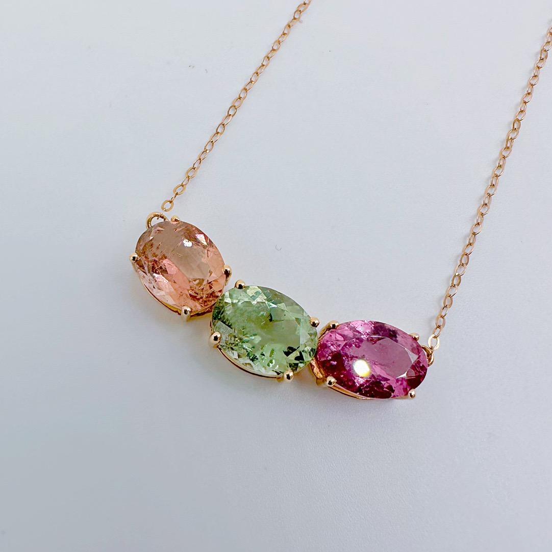 18K Rose Gold 6.10 CT Three-Color Tourmaline Necklace      

3 Tourmalines - 6.10 CT
18K Gold - 1.68 GM