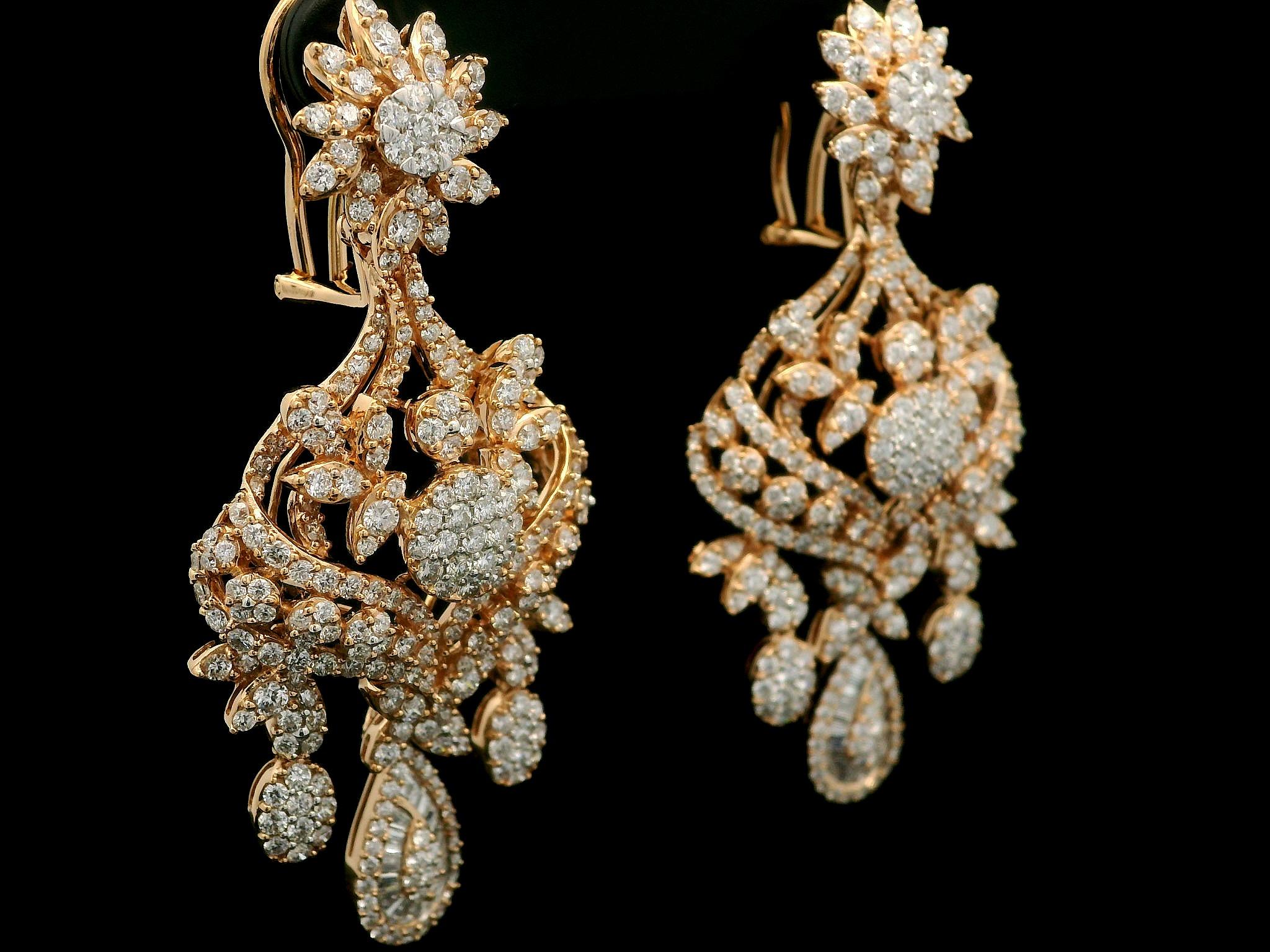 Orecchini in oro rosa 18k con diamante infuocato da 7,07 carati, design floreale e penzoloni in vendita 5